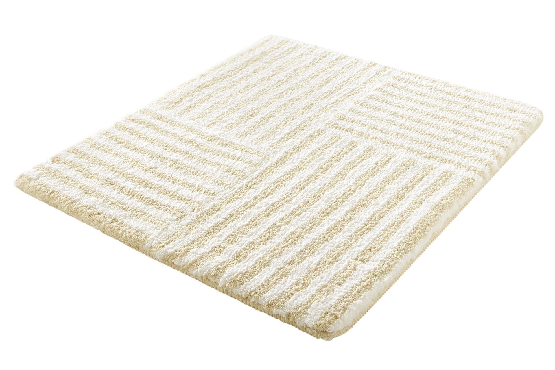 Sandbeige Badteppich Chelsea mit dezenter, gestreifter Textur in isometrischer Ansicht.