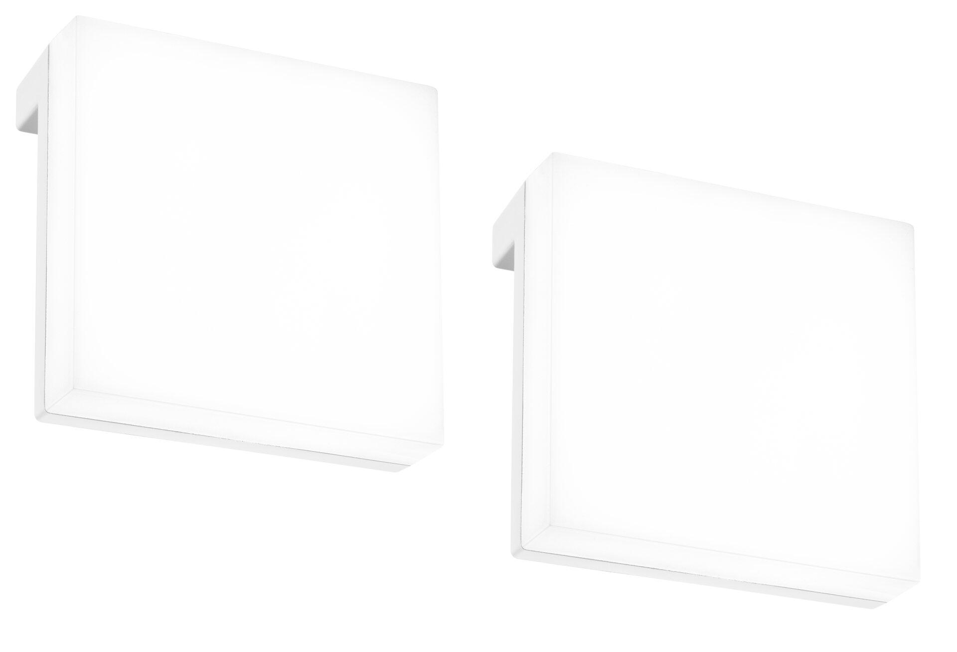 Zwei quadratische, weiße BRILONER Badezimmerleuchten mit integrierter LED-Beleuchtung, leicht schräg zur Kamera positioniert, zeigen ein modernes Design.