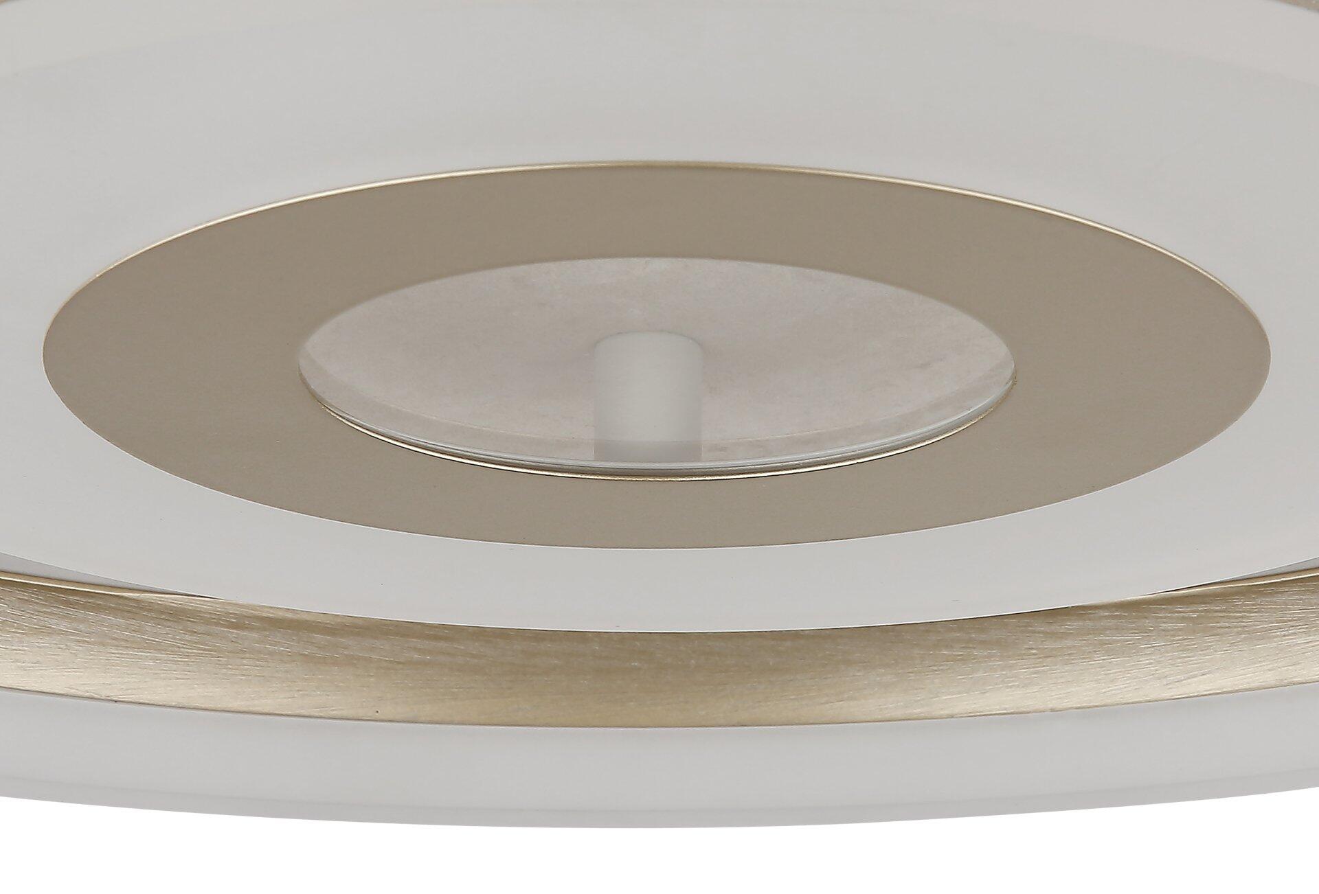 Nahaufnahme des Lampenschirms der Deckenleuchte CARDENAS mit weißem äußeren und goldfarbenem inneren Ring sowie zentraler Glaskuppel.