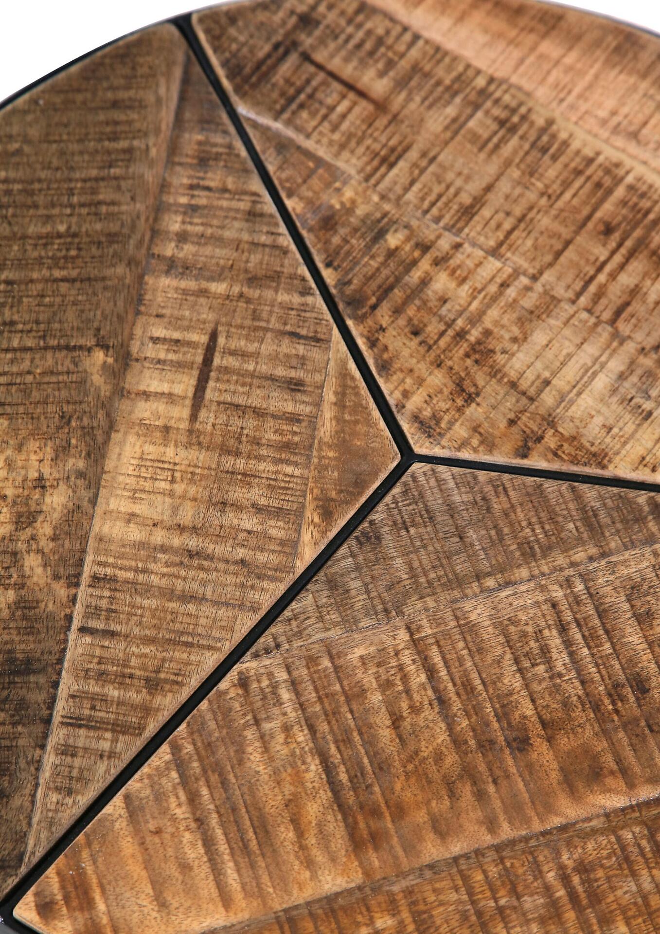 Nahaufnahme des gebeizten und lackierten Holztisches mit quadratischen Holzsegmenten in geometrischem Muster und schwarzem Metallfuß.