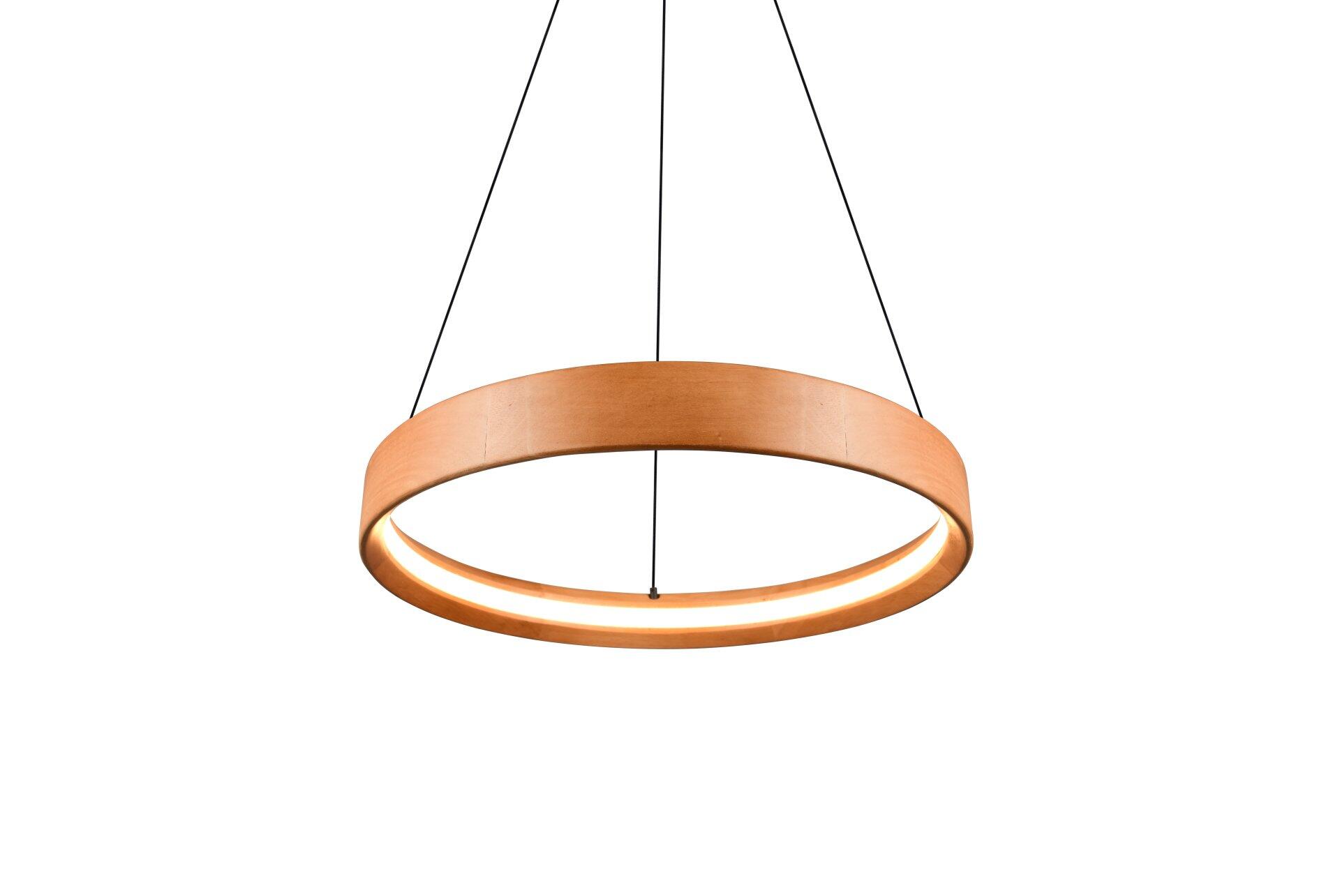 Pendelleuchte Lynwood mit zwei konzentrischen Ringen, einem äußeren Holzring aus hellem Ahorn und einem inneren LED-Leuchtenring, die ein warmes Licht abstrahlt, präsentiert gegen einen weißen Hintergrund.