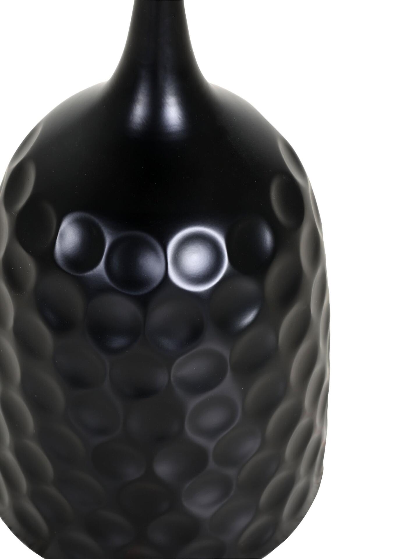 Dekorative schwarze Vase mit wellenförmiger Struktur und schmalem Hals, detailreich aus schräger Perspektive abgebildet.