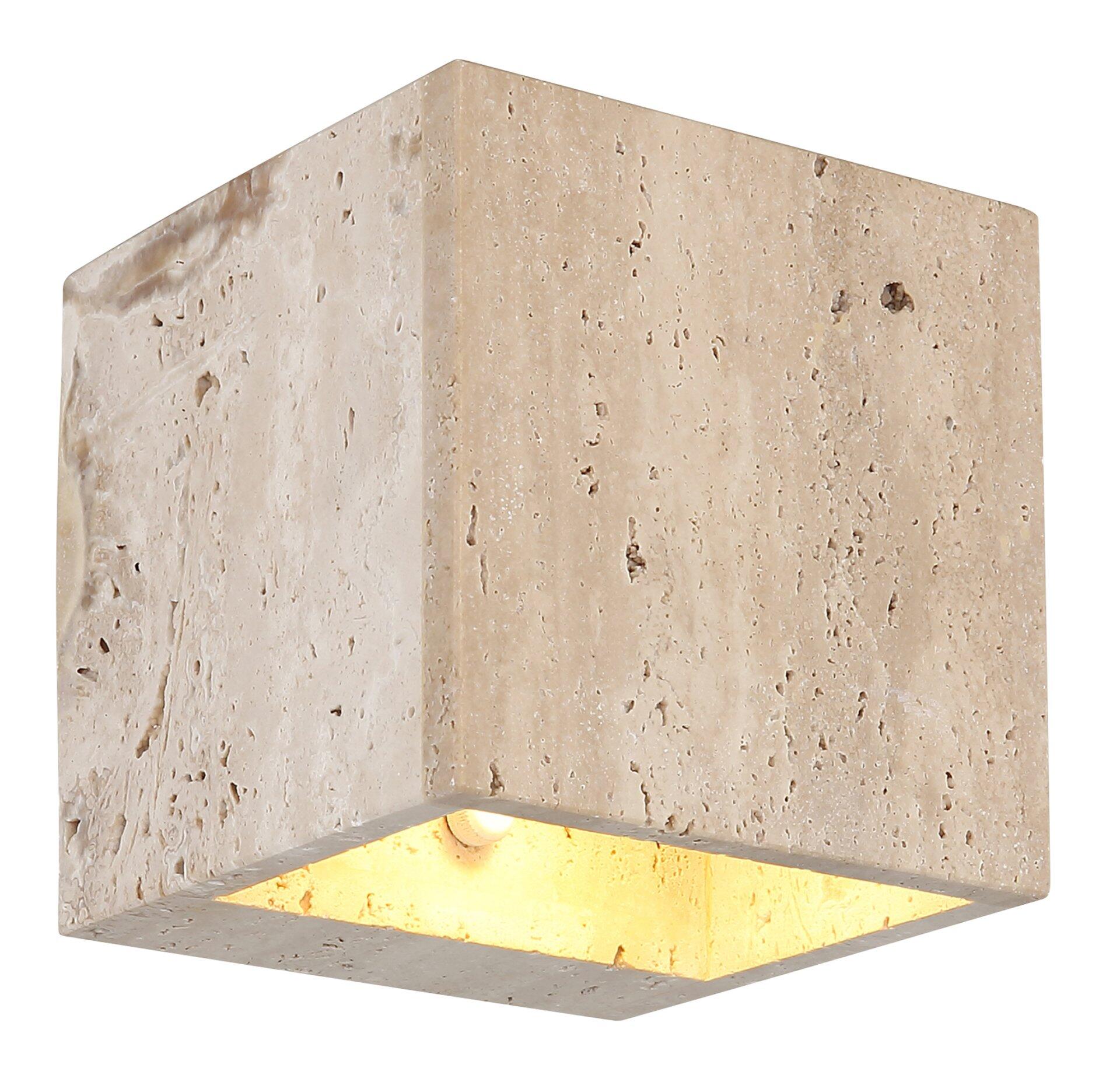 Wandleuchte ROJAS mit quadratischer Form aus Terrazzo und warmweißer LED-Beleuchtung, die von oben frontal aufgenommen wurde, um die Materialstruktur und das nach unten strahlende Licht darzustellen.