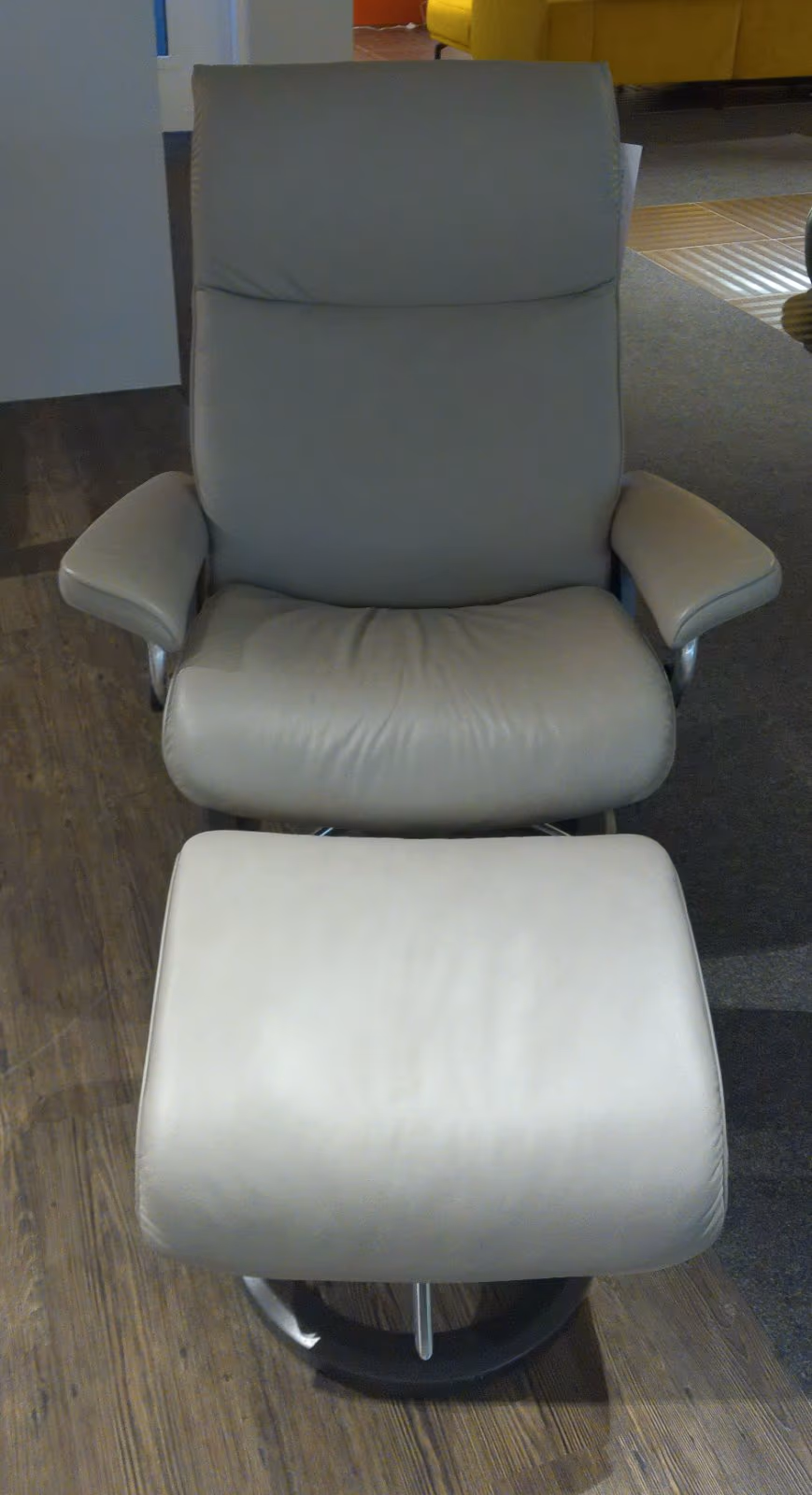 Ruhesessel mit Hocker