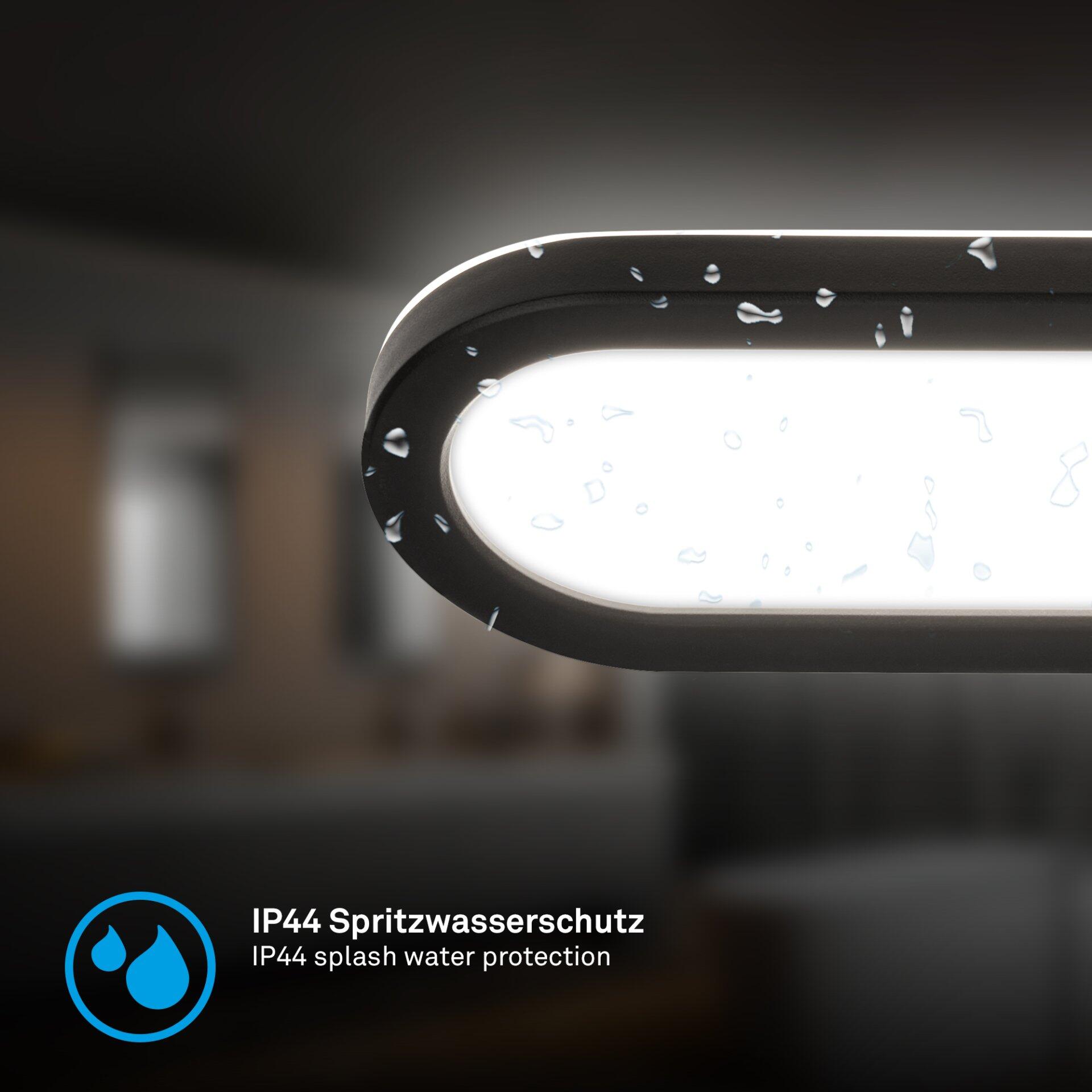 Moderne Wandleuchte Pil mit schlankem, rechteckigem Design und Spritzwasserschutz, gezeigt aus einer leicht unteren Perspektive.