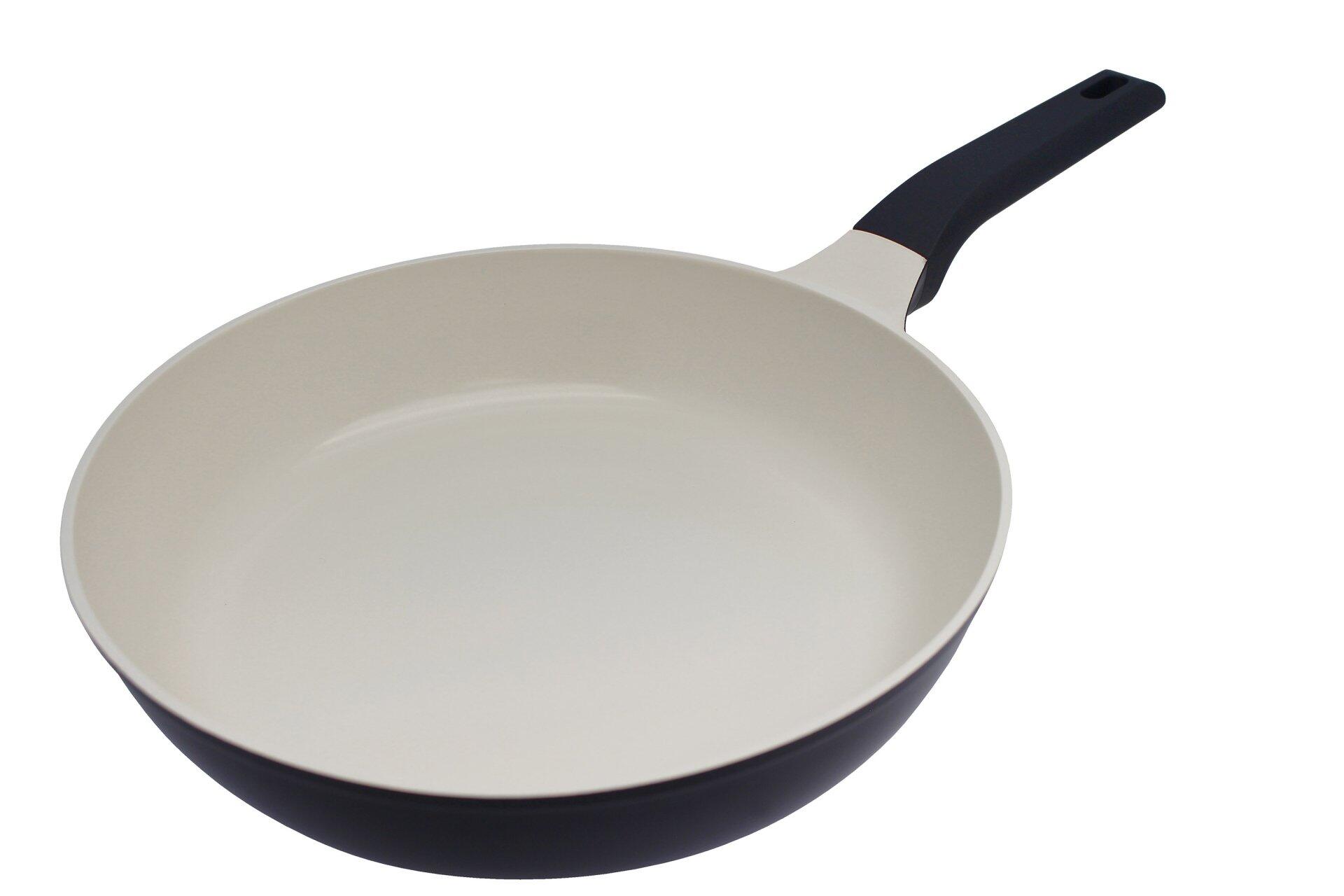 Schmorpfanne Pastell, Ø28cm, aus Aluguss mit ELODUR® Select Antihaftversiegelung, im Gegenlichtaufnahme zur Darstellung der gewölbten Form und des Softtouch-Griffs.