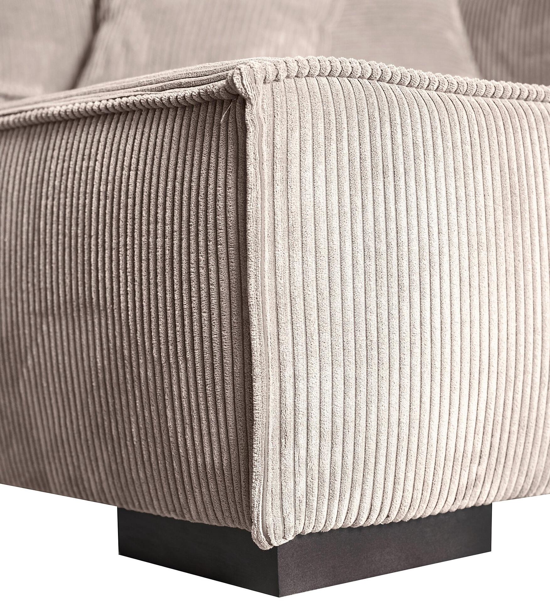 Nahaufnahme des Rückens des Ecksofas Mango mit puderfarbenem Cordstoff und geschwungenen Kanten, stehend auf einem schwarzen Fuß.