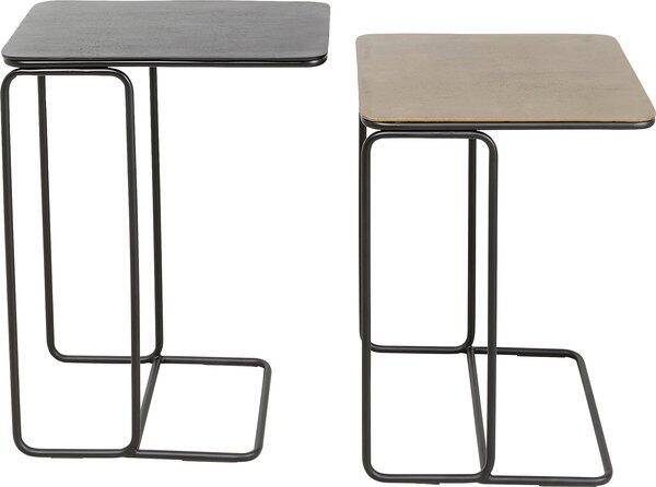 Beistelltische Diego (2/Set) mit quadratischen Tischplatten in Schwarz und Beige/Braun auf filigranem, geschwungenem Metallgestell, aus seitlicher Perspektive dargestellt.