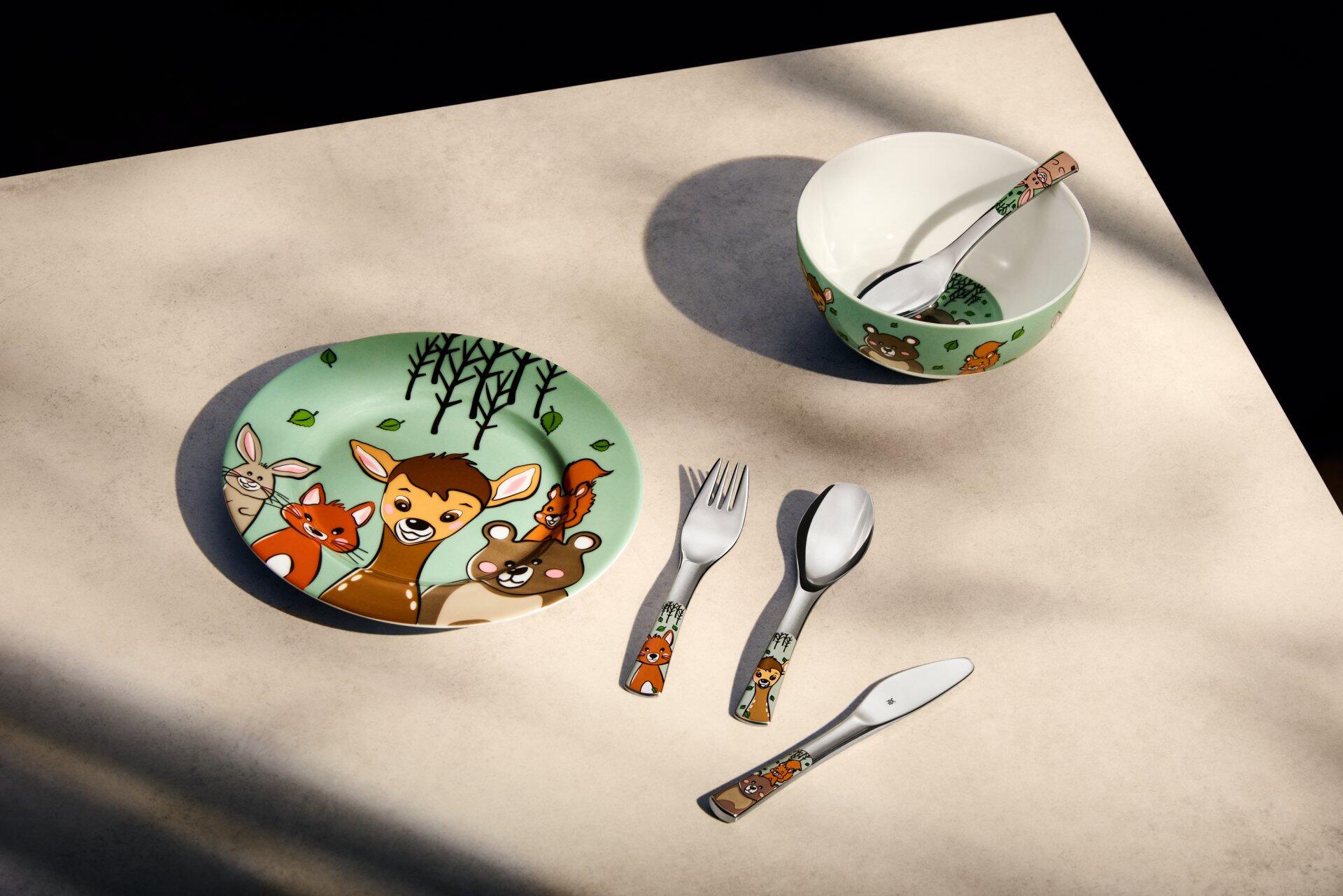 Kinderbesteck-Set mit kindgerechter Tiermotiv-Illustration auf grünem Kinder-Teller.