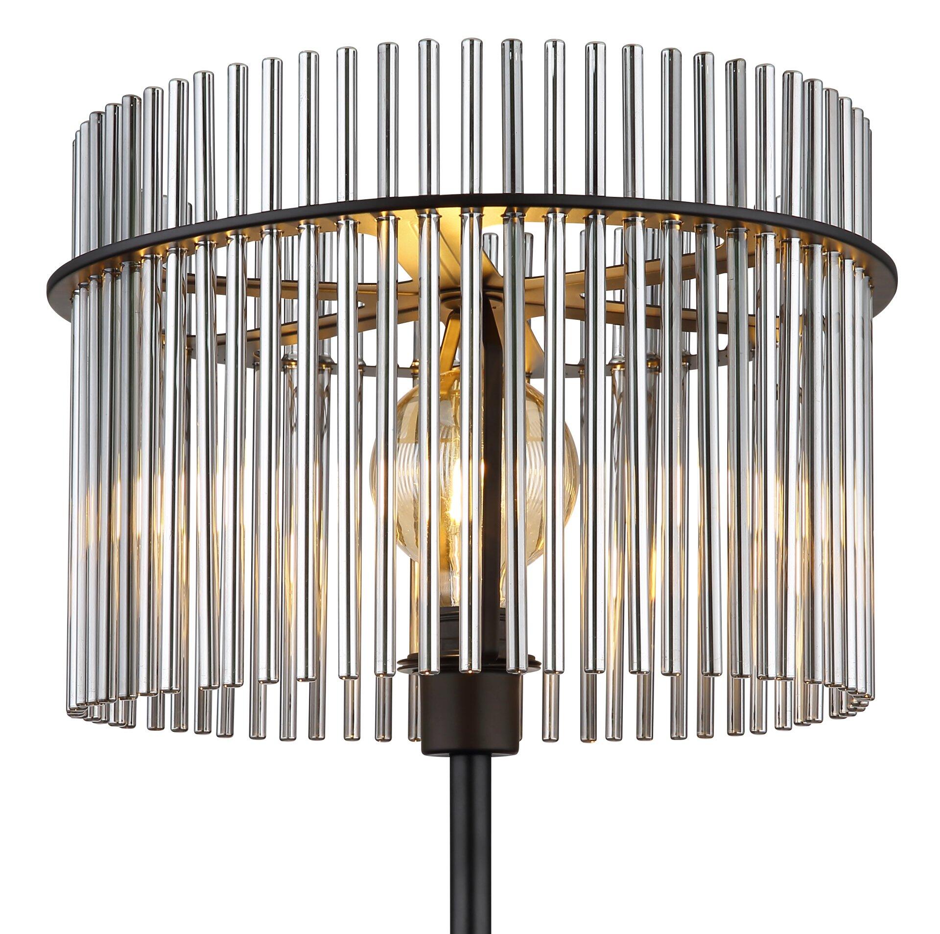 Stehlampe GORLEY mit rauchfarbenen Glasstäben im filigranen Lampenschirm, die von unten aufgenommen das gestreifte Lichtmuster hervorhebt und einen Fußtrittschalter am Kabel zeigt.