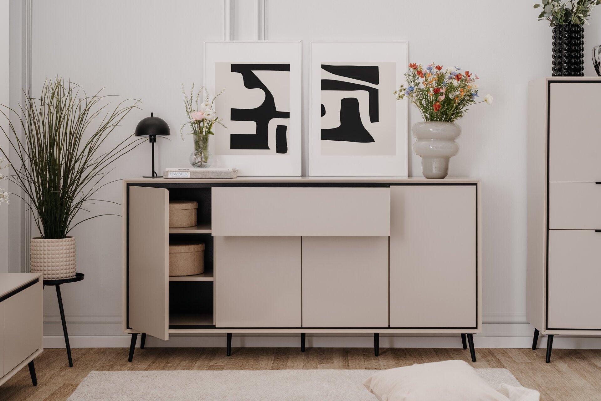 Hellgraues Sideboard Arona 51B mit schwarzen Füßen, zwei Schubladen mit grifflosem Design, einem offenen Fach mit Regalböden und einer Auszugsschublade, leicht schräg von der Seite abgebildet.