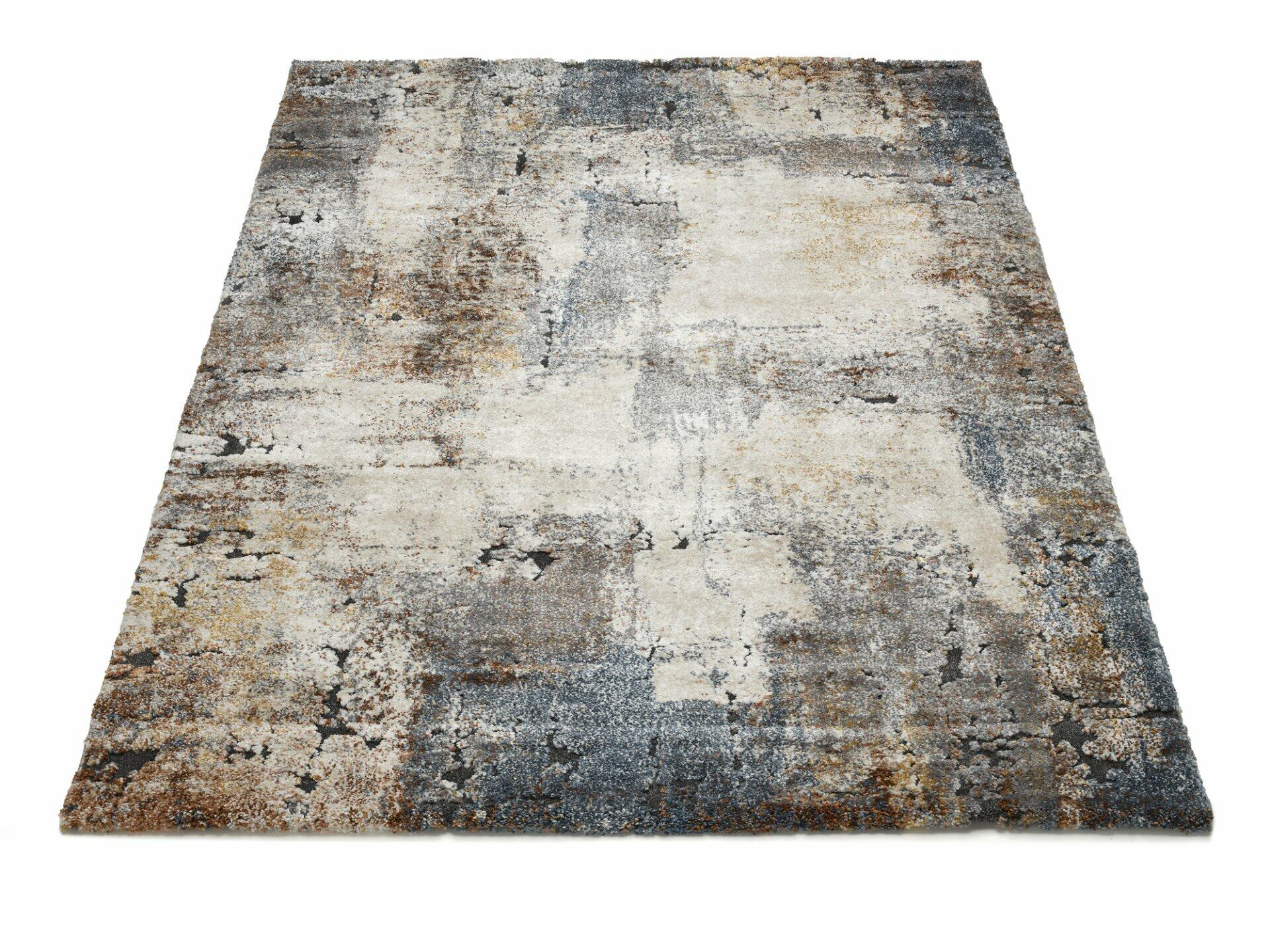 Maschinenwebteppich Tarsus mit abstrakten Farbverläufen in Beige, Grau, Blau und Braun auf einer Draufsicht.