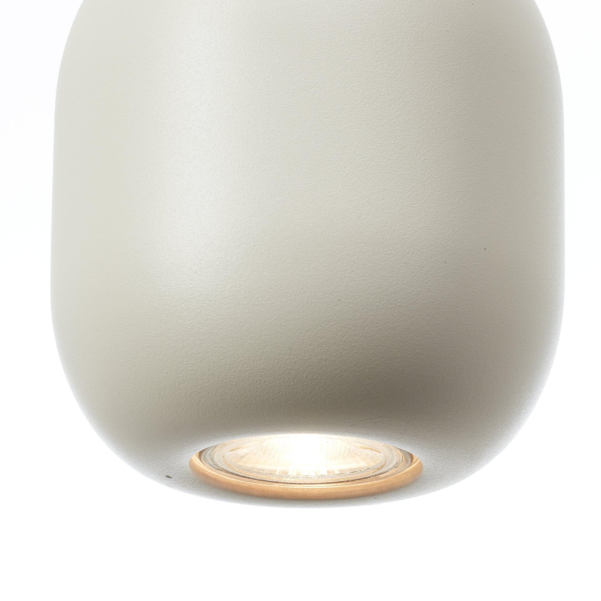 Pendelleuchte Kopenhagen, kugelförmiges Design mit matter, cremefarbener Oberfläche und goldfarbener Basis, die warmes Licht nach unten abstrahlt.