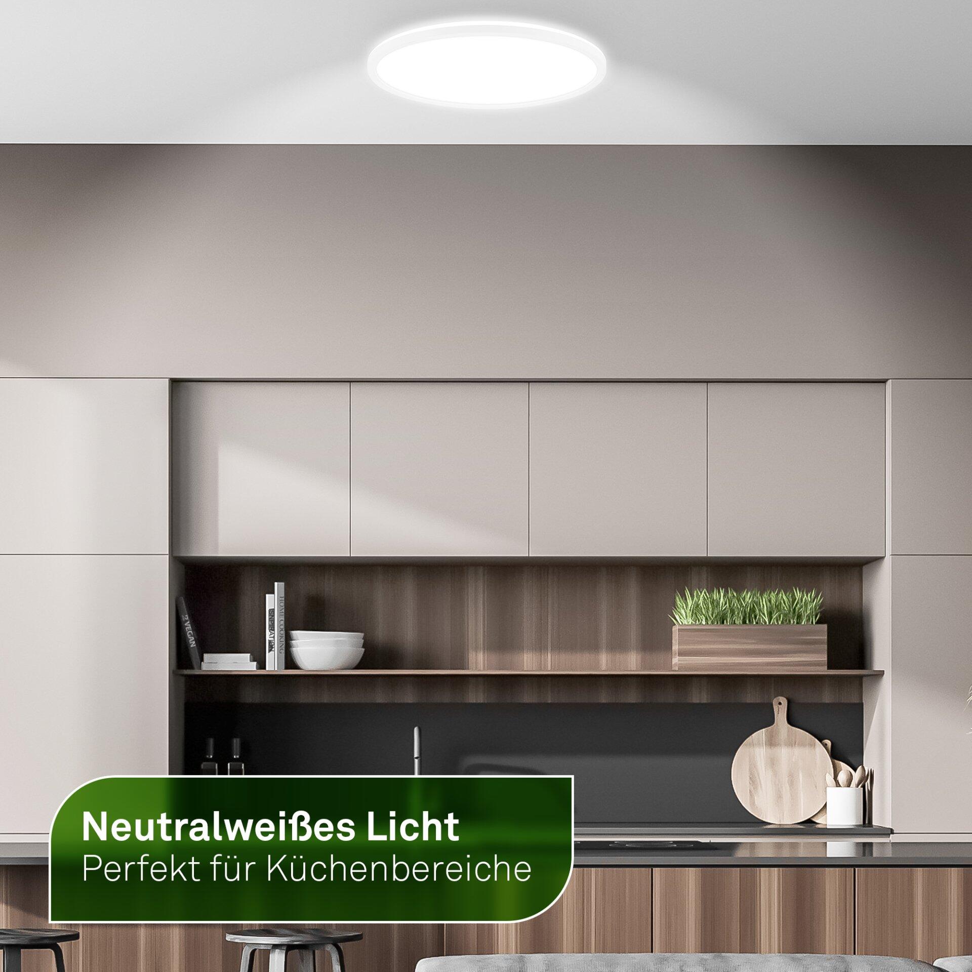 LED-Deckenleuchte BRILO Tava a mit neutralweißem Licht, eingebettet in eine moderne, helle Küchenzeile.