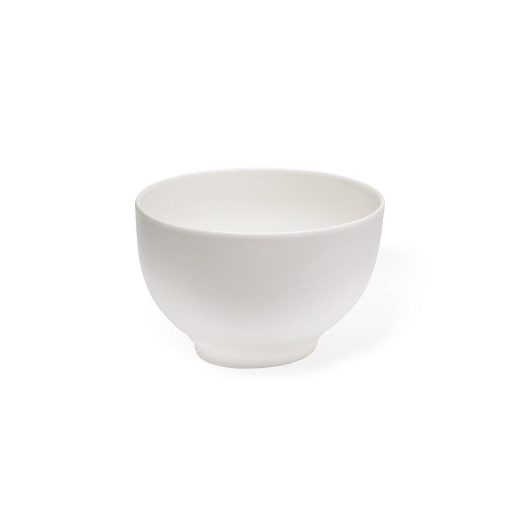 Weiße, ovale Keramikschale "Bowl oval, Basic White" von Villeroy & Boch, detailliert aus Nahaufnahme mit gewölbtem Rand und leicht erhöhtem Boden.