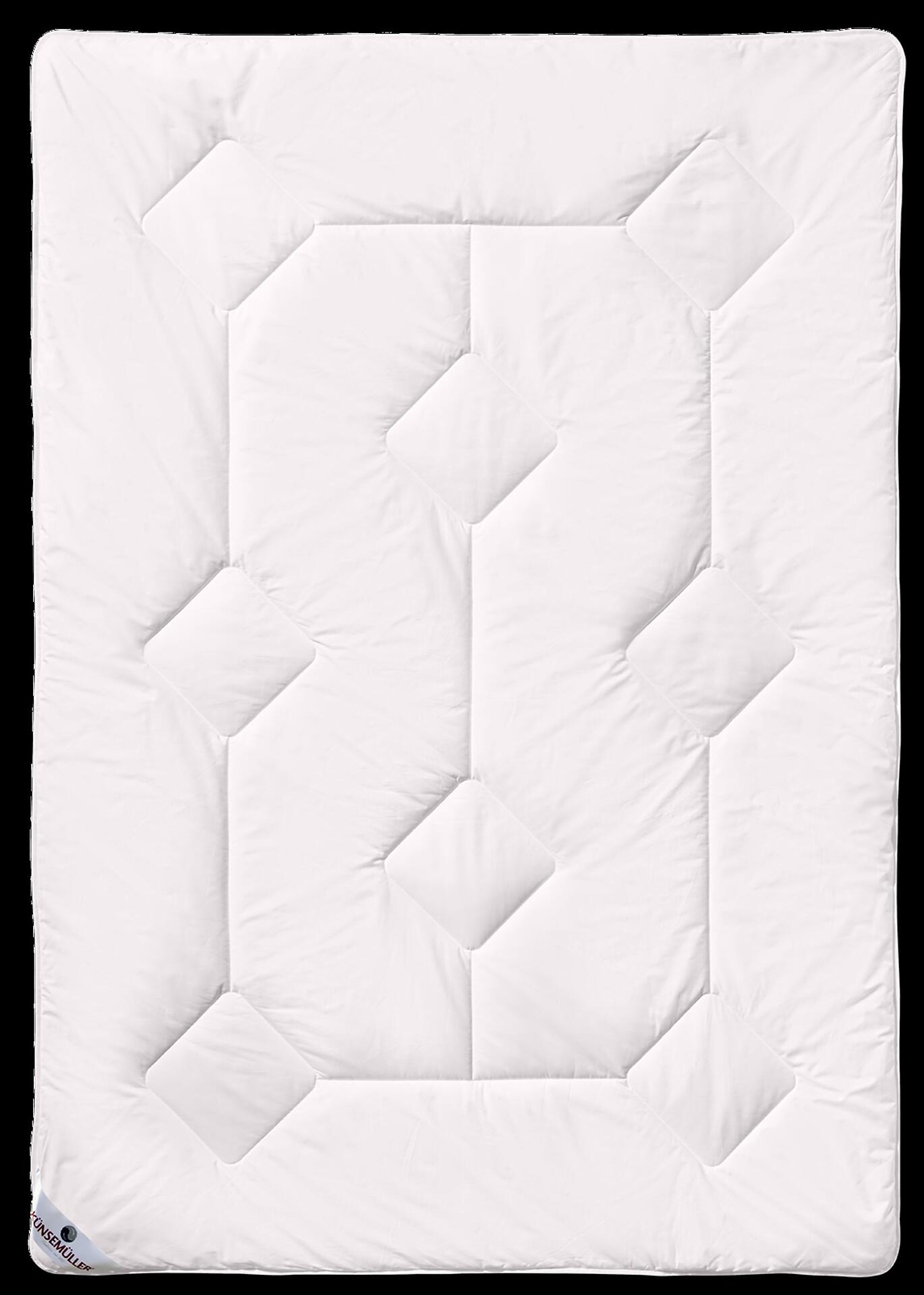 Weiße Fasersteppdecke Easy Dream mit geometrischem Steppmuster aus Quadraten und Dreiecken, dargestellt in Frontalperspektive.
