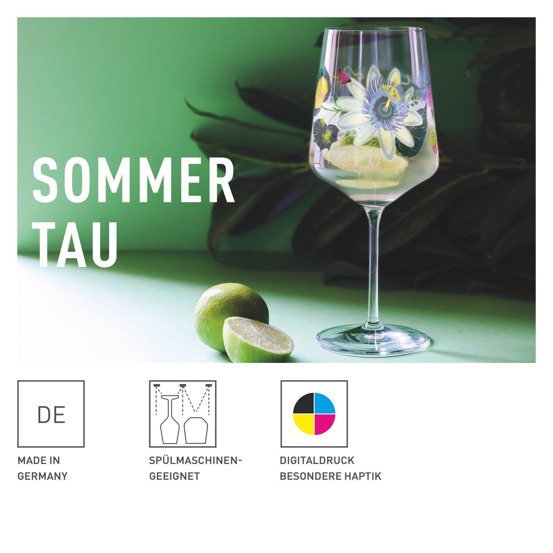 Aperitifglas Tucan mit farbenfrohem Design, gefüllt mit einem grünen Cocktail mit Passionsblüte und Limetten, zeigt Details des Digitaldrucks und der Haptik sowie das "Made in Germany" Zeichen und die Spülmaschinenfestigkeit.