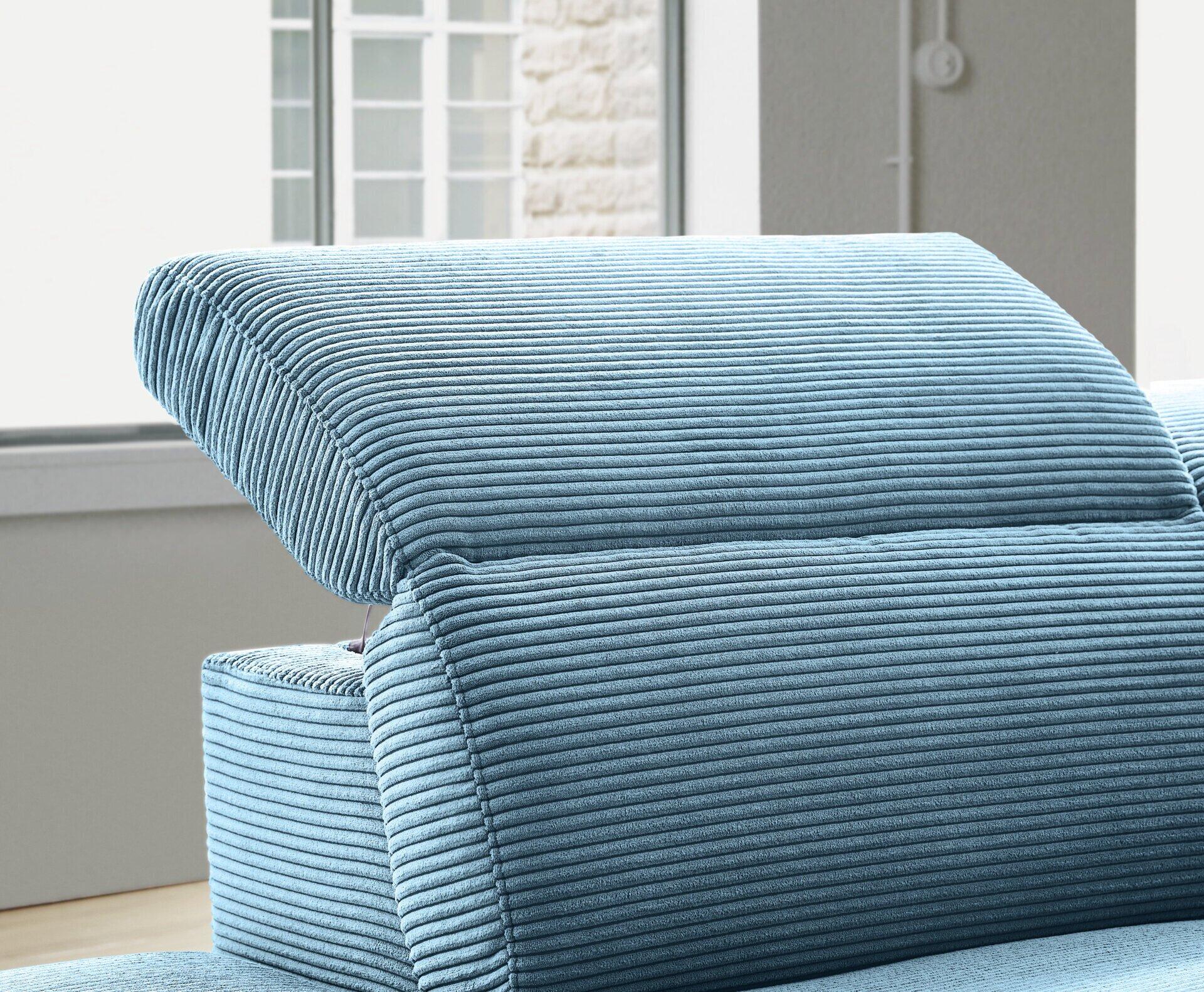 Detailaufnahme des blauen Cordstoff-Sofas Pure 902 2.0 mit sichtbarer Cordstruktur und leicht geneigter Rückenlehne, das die modulare Bauweise des Sitzmöbels verdeutlicht.