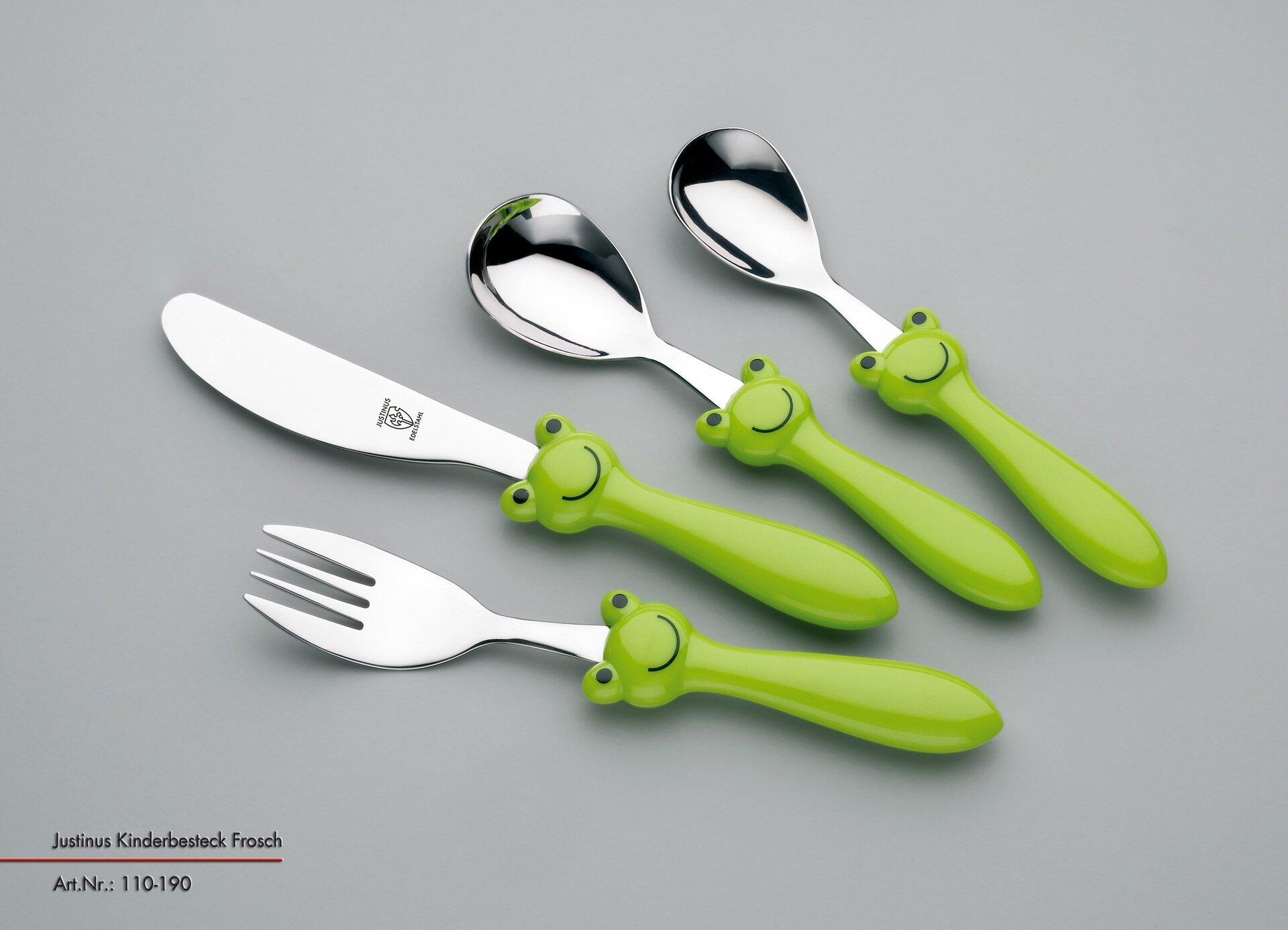 Kinderbesteck-Set mit Froschdesign: Kindergabel, Löffel und Messer mit ergonomischen, hellgrünen Griffen und Froschmotiven, präsentiert in einer Draufsicht.