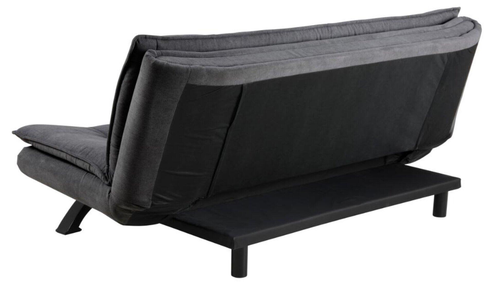 Bettcouch Faith mit segmentierter, leicht geneigter Rückenlehne und schmalen Metallfüßen in geöffneter Position.