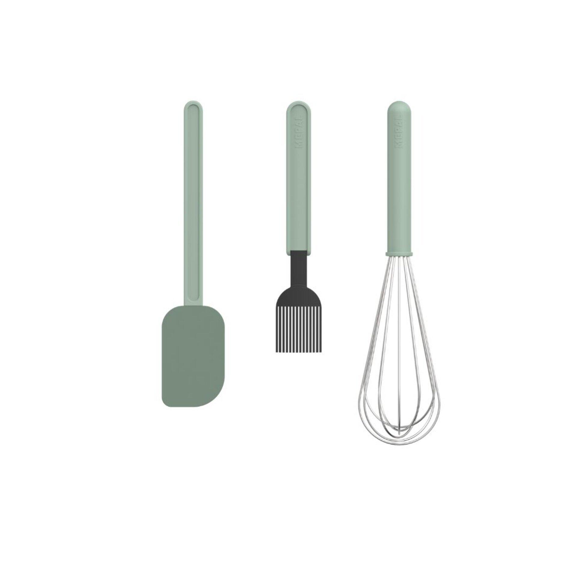 Chef it Backset: Seitliche Ansicht von großem Teigschaber, Grillgabel und Schneebesen in Grünton, wobei die flexible Form des Teigschabers und die Zinken der Grillgabel erkennbar sind.