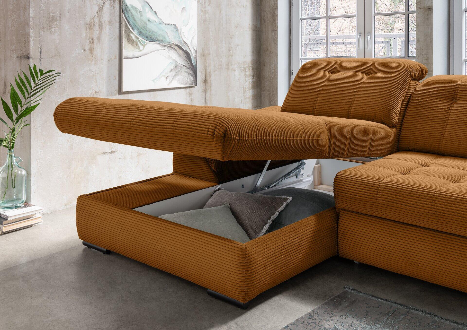 Ecksofa Rigatti mit hochgeklapptem Element, das integrierten Stauraum mit Kissen und Decken zeigt, auf rundem schwarzem Metallfuß.