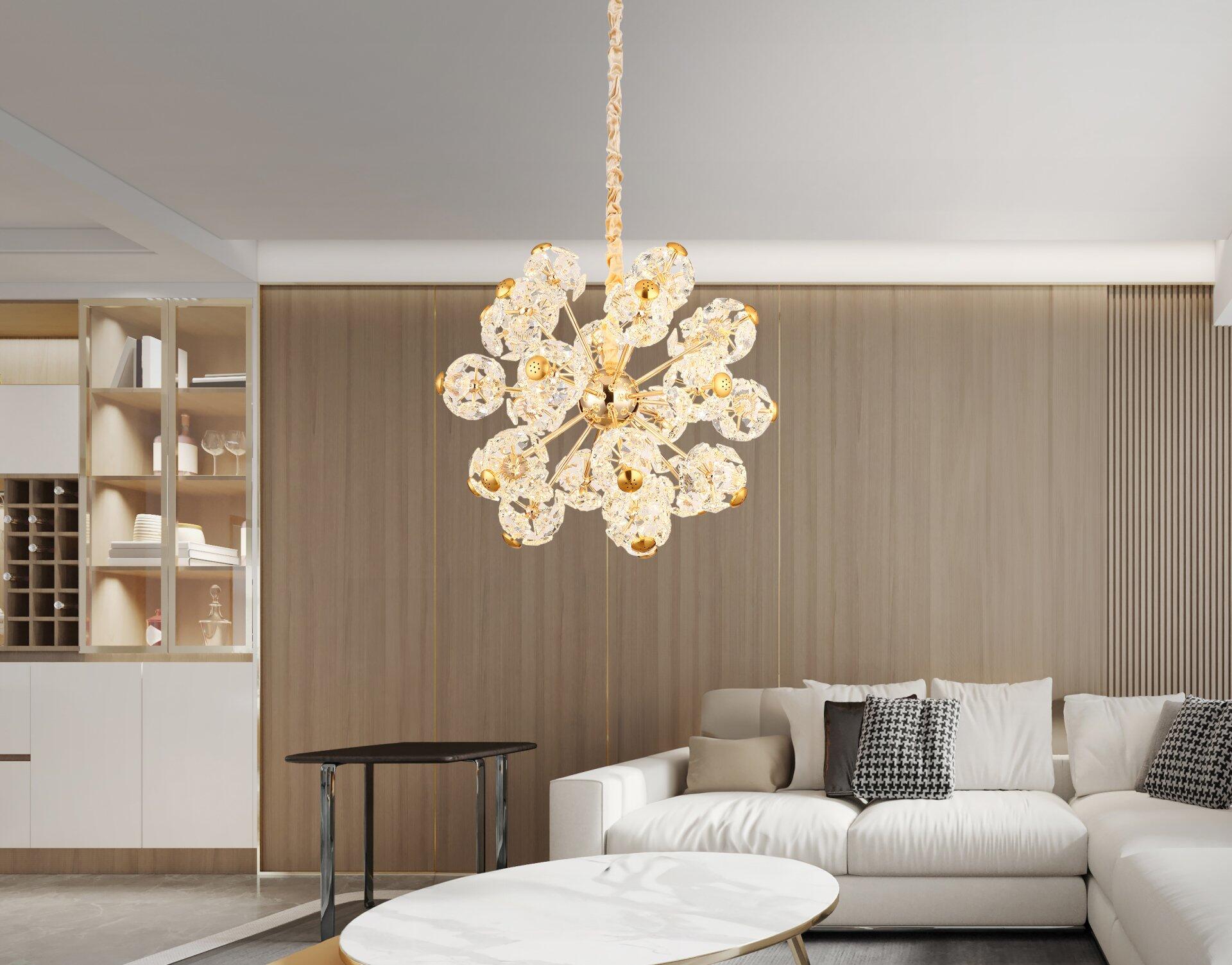 Hängeleuchte FLORIELLA mit goldfarbenen Metallstangen und filigranen Kristallglas-Elementen in Blattform, fotografiert aus der Vogelperspektive, um die Größe und Struktur zu betonen.