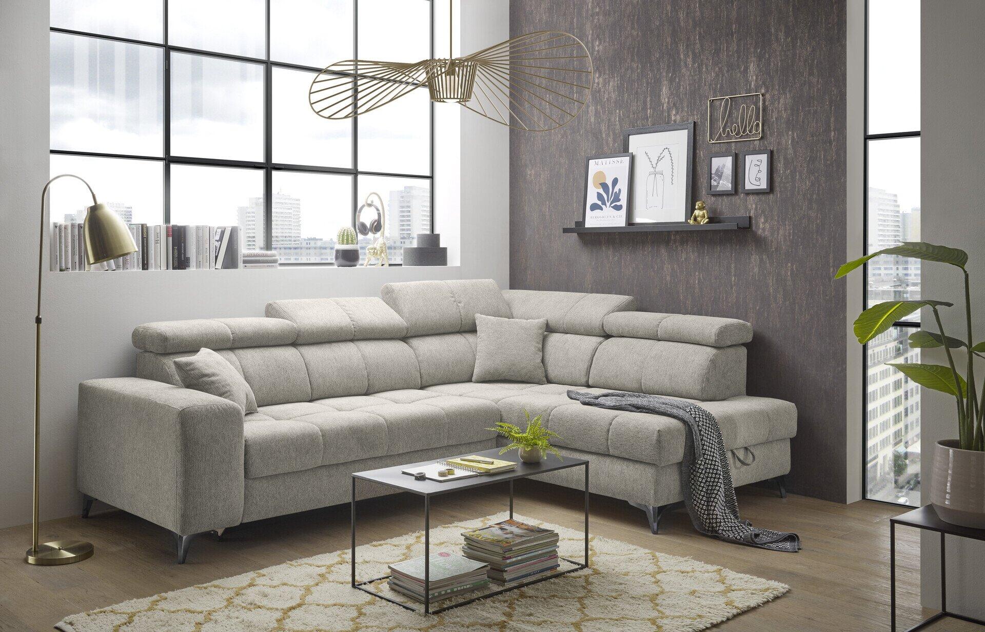 Graues Ecksofa Sydney mit Schlaffunktion und Stauraumfach, geöffnet in Seitenansicht mit sichtbarem Ausziehtisch und Griffe.