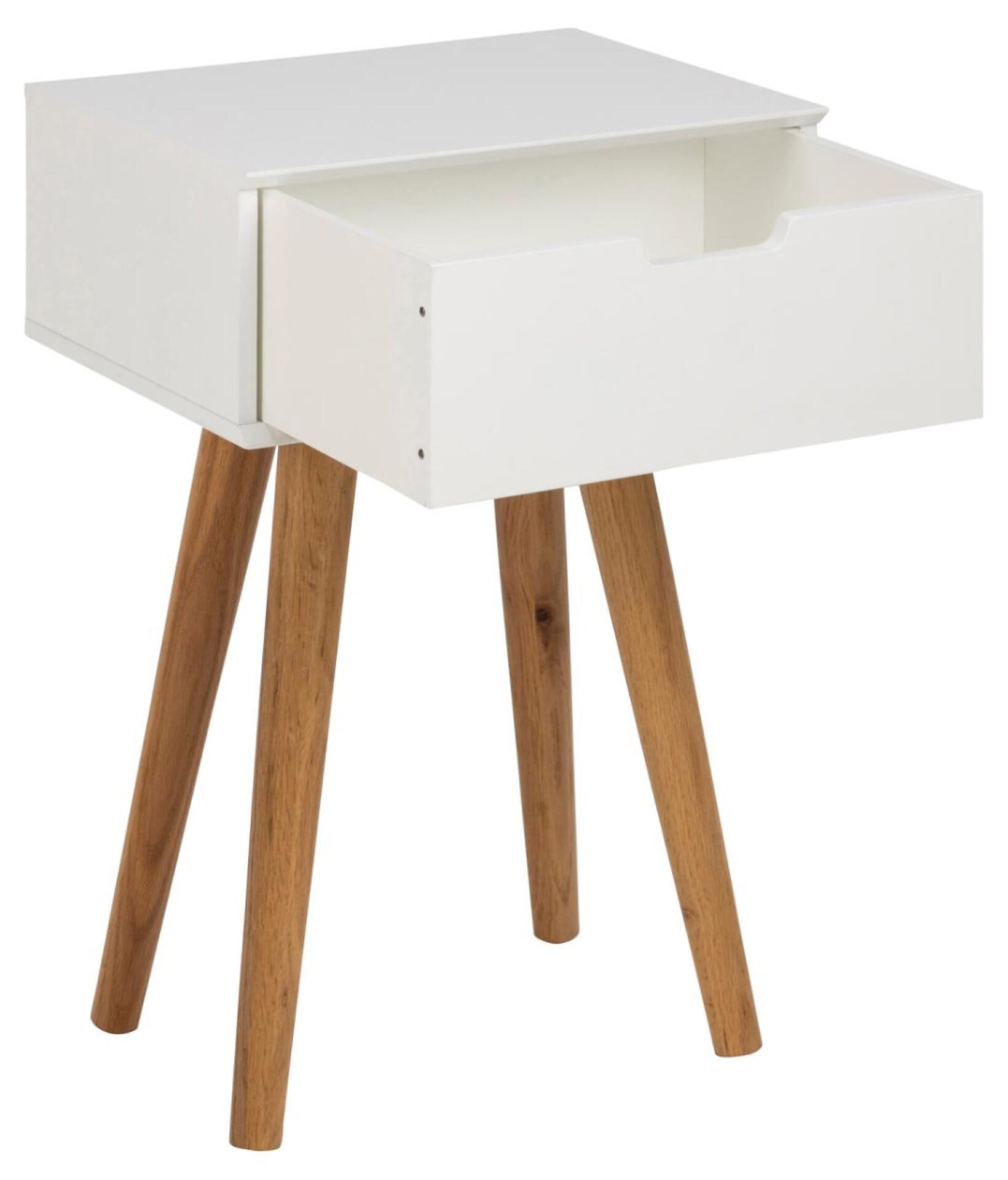Nachttisch Mitra: Weiß lackierter Nachttisch mit einer Schublade und schrägen Beinen, leicht seitlich betrachtet, um die Breite und das Design zu zeigen.