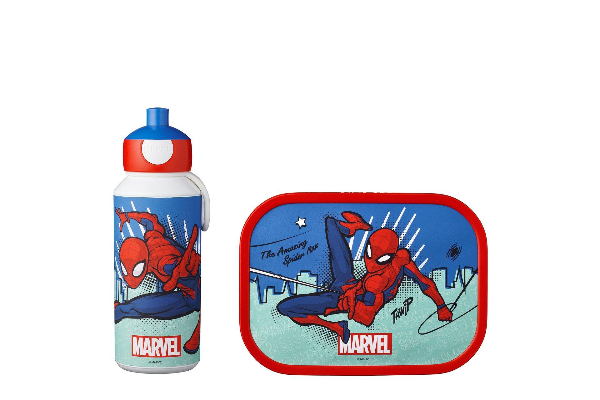 Lunchset Campus mit Spider-Man-Motiv: Frontale Ansicht der Trinkflasche mit Comic-Hintergrund und dynamischer Spider-Man-Pose sowie der Brotdose mit Spider-Man auf einer Häuserfassade.