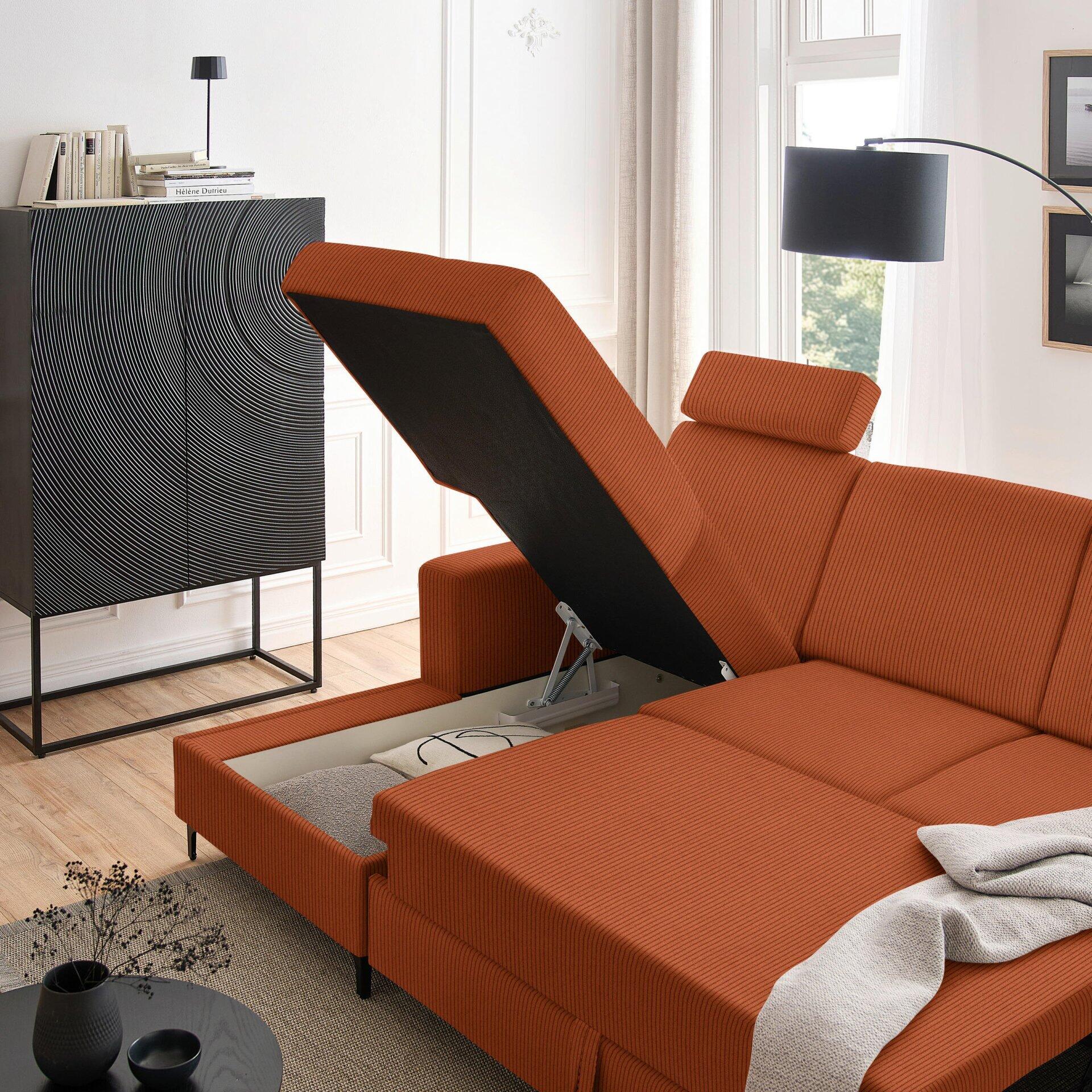 Ecksofa Balina mit Winkelfüßen, integriertem Bettkasten und Anhebefunktion für zusätzlichen Stauraum.