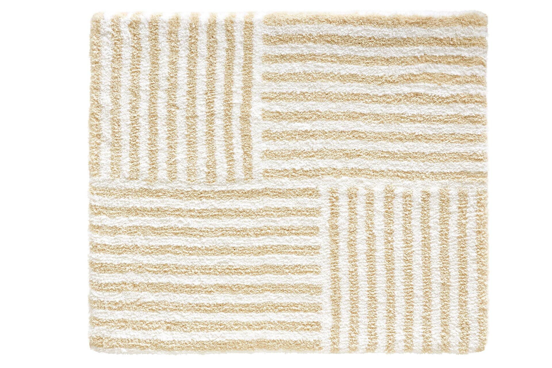 Badteppich Chelsea: Sandbeiger Teppich mit regelmäßigem, geometrischen Streifenmuster aus Beige- und Cremetönen aus der Vogelperspektive.