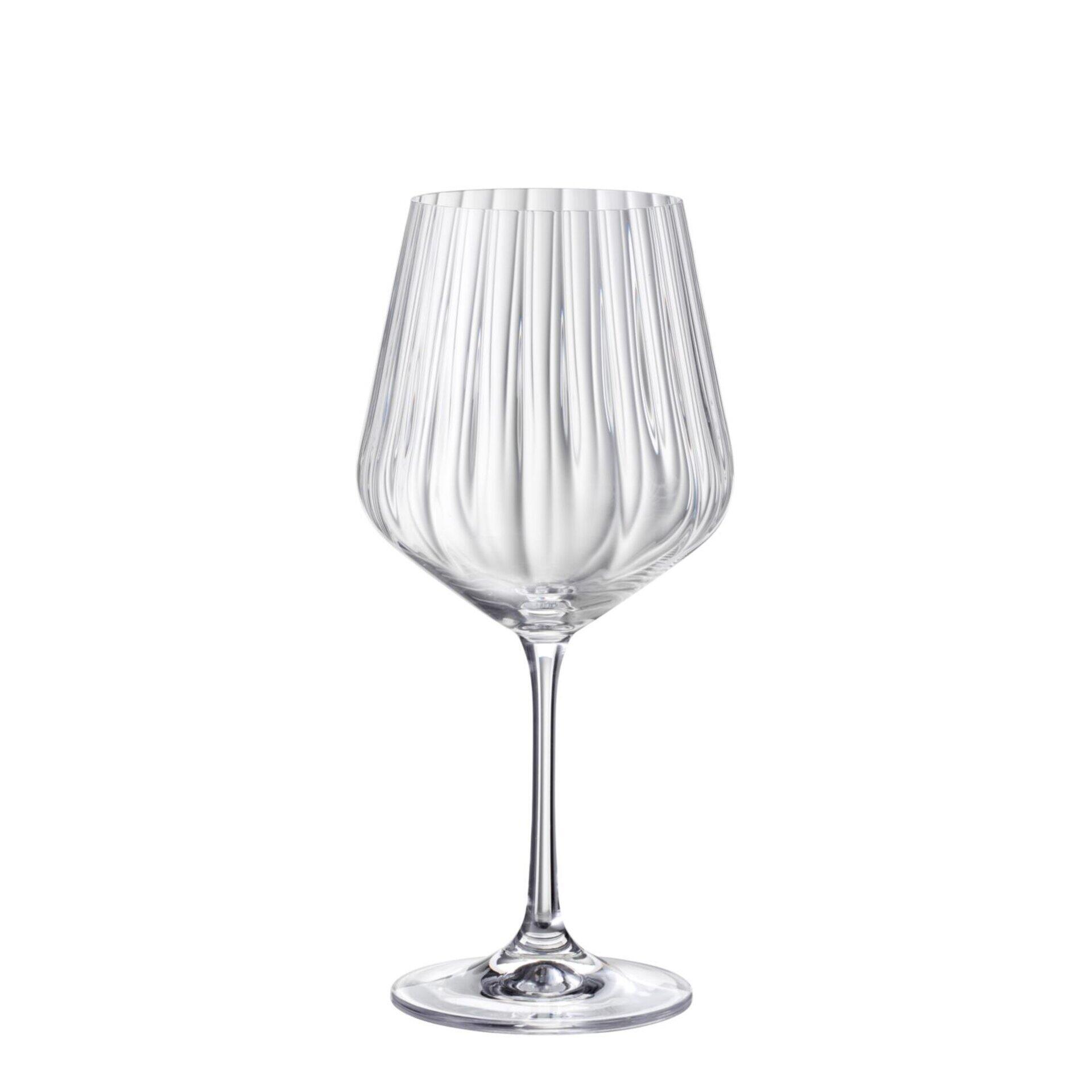 Gin-Glas Sandra: stilisiertes Kristallglas mit vertikalen Rillen und elegantem Stiel auf weißem Hintergrund.
