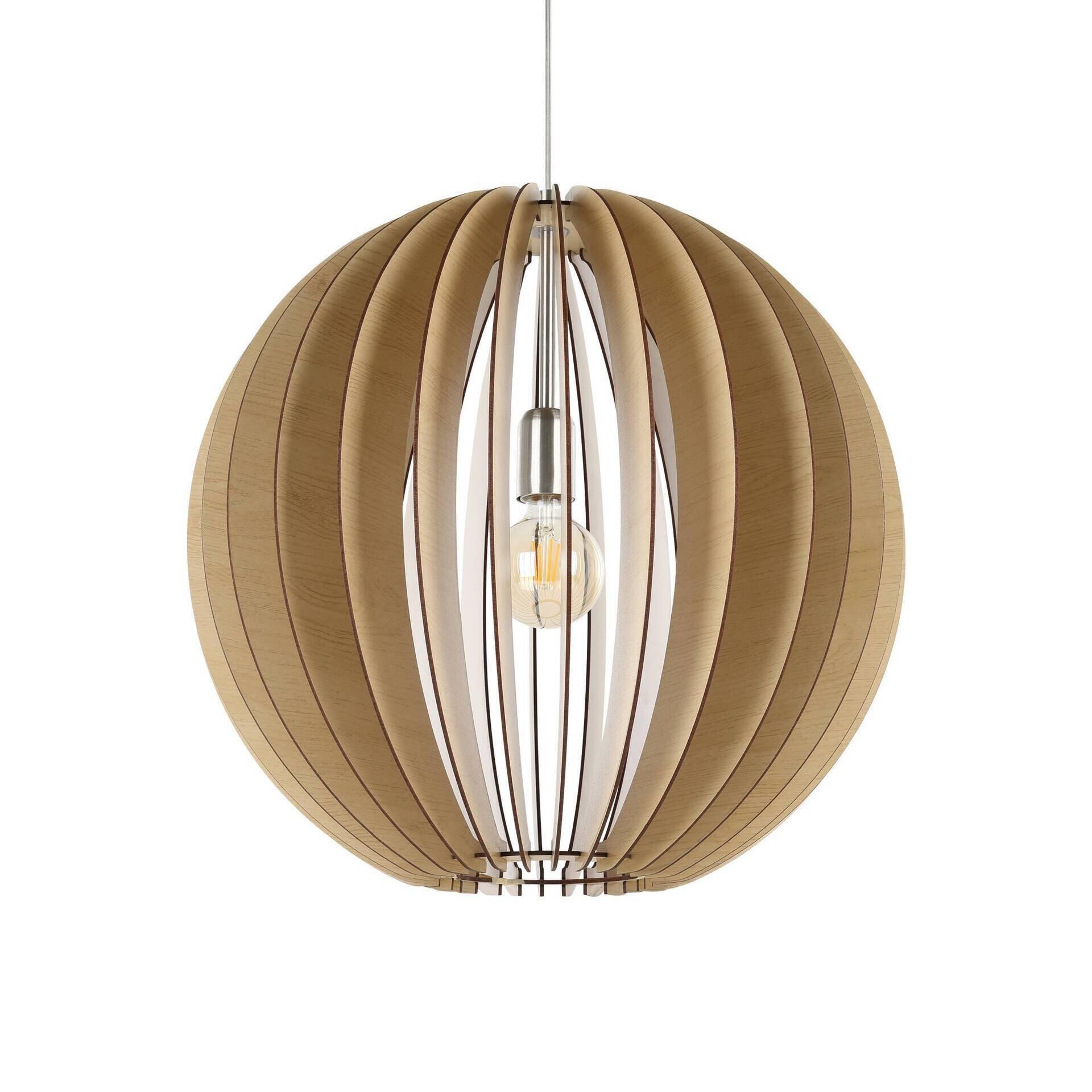 Pendelleuchte Cossano von Eglo mit kugelförmigem Lampenschirm aus horizontalen Holzlamellen und Edison-Glühbirne, aufgehängt an einem silbernen Metallstab.