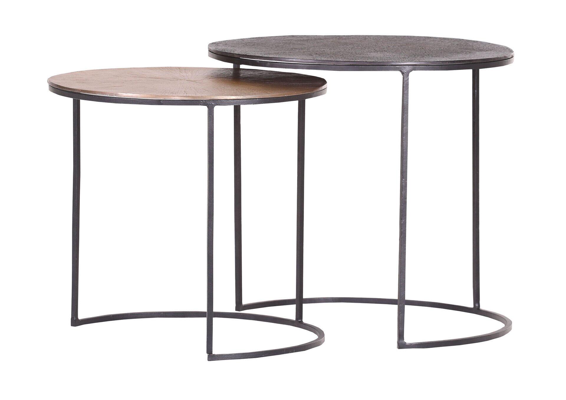 Zwei runde Beistelltische aus Eisen und Holz, wobei der obere Tisch eine holzartige Oberfläche und der untere eine metallische Oberfläche aufweist, und beide Tische schlanke, gebogene schwarze Metallbeine haben.
