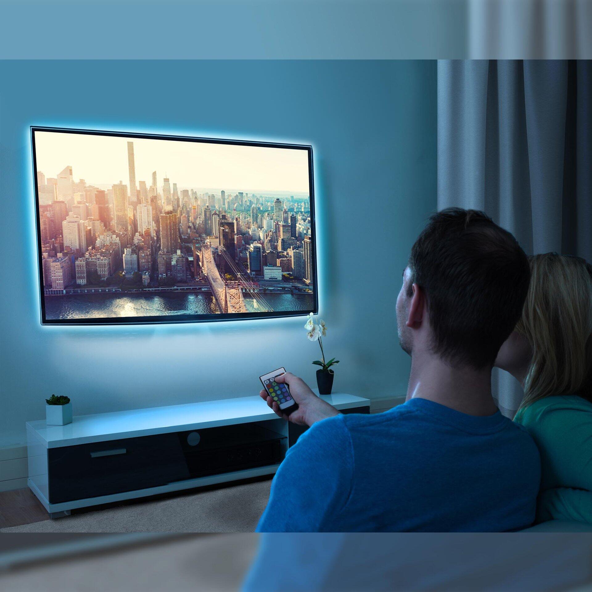 BRILO LED Band hinter dem Fernseher erzeugt stimmungsvolle Beleuchtung, die mit der Fernbedienung gesteuert werden kann.