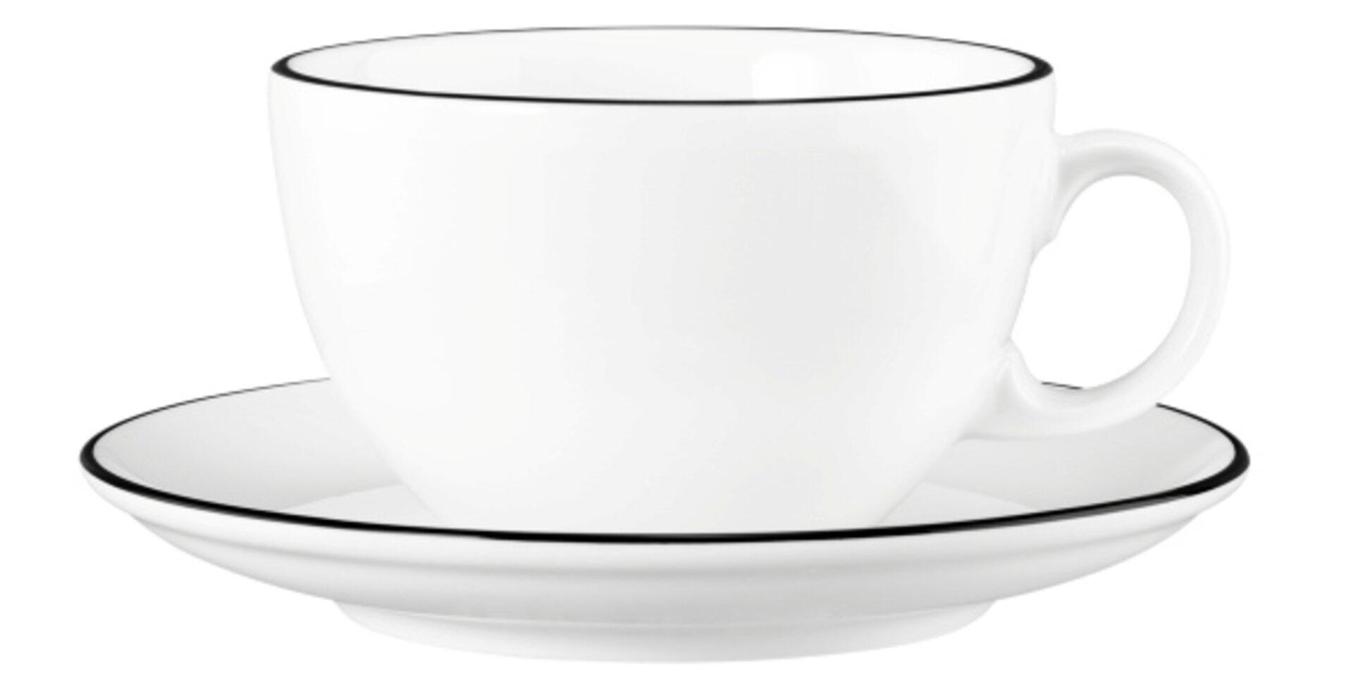 Milchkaffeetasse "Modern Life" mit Farbrand in Schwarz, Detailaufnahme aus der Seitenansicht mit nach außen gebogenem Henkel auf passender Untertasse.