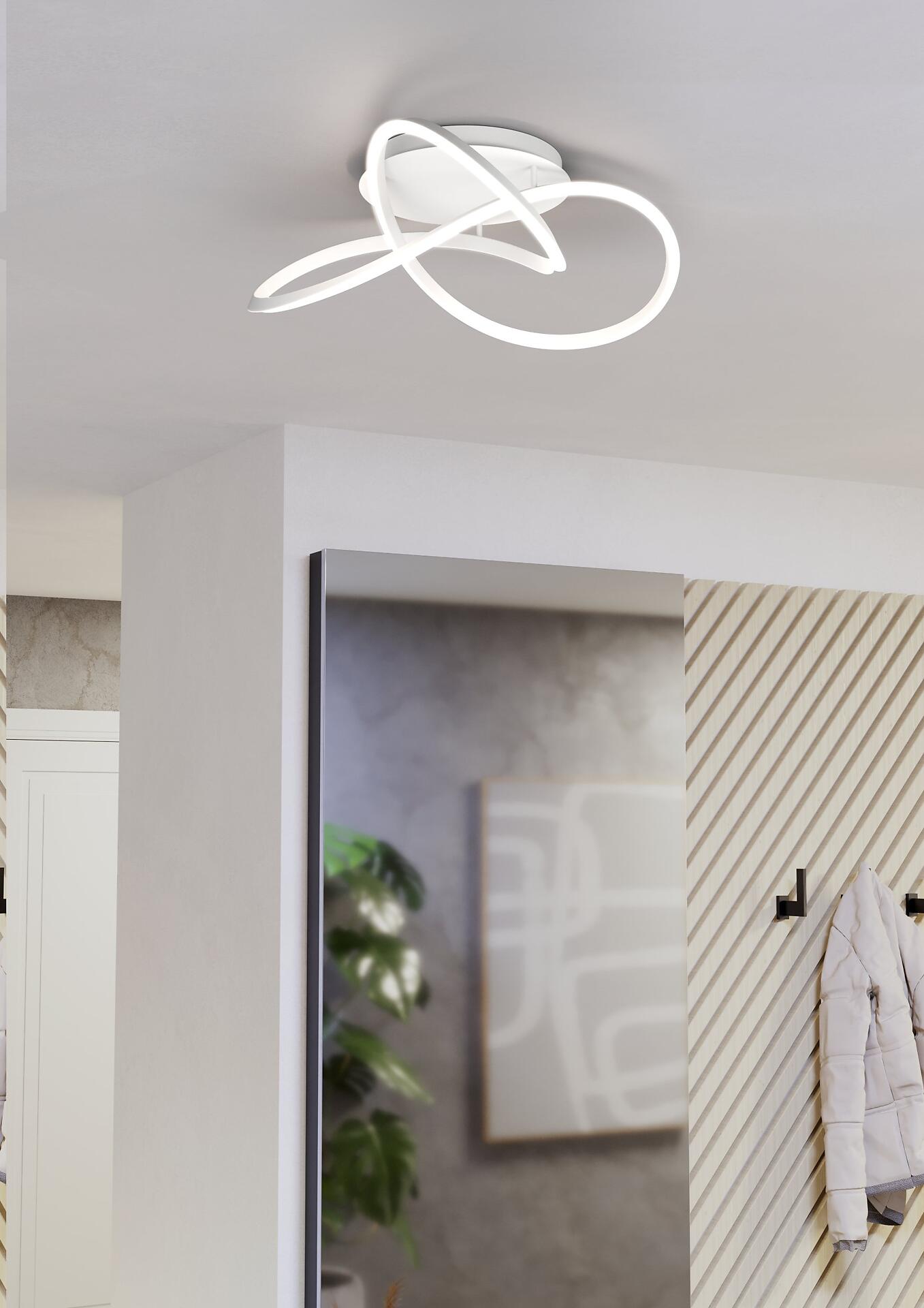 Moderne Deckenleuchte Riaza mit spiralförmig angeordneten, weißen Elementen und dimmbarem LED-Licht, abgebildet aus leicht schräger Perspektive mit Spiegelung der Umgebung.