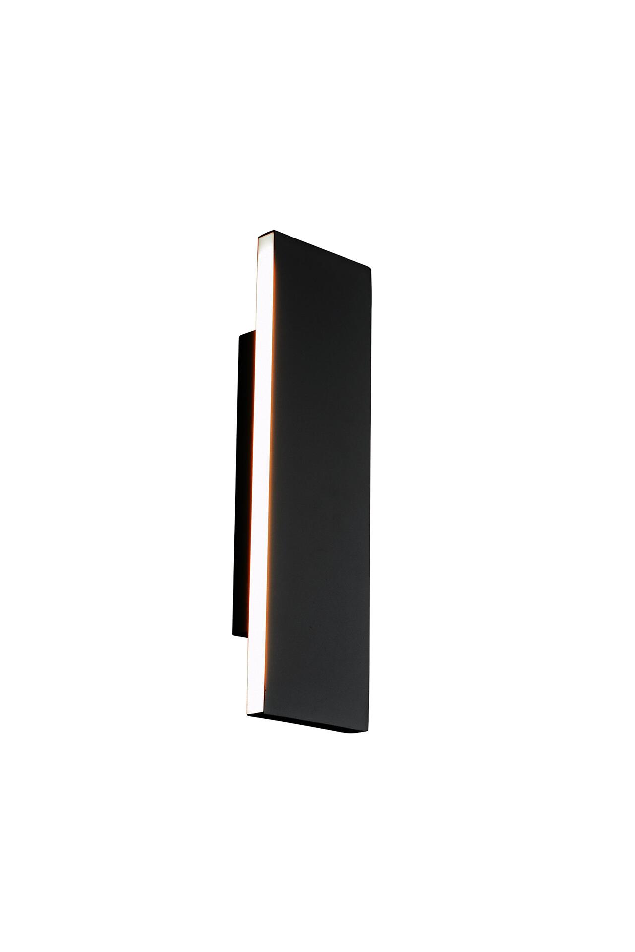 Wandleuchte Concha mit rechteckigem Design und abgerundeten Ecken, die aus einem Frontalwinkel die indirekte, warme LED-Beleuchtung entlang der Oberkante zeigt.