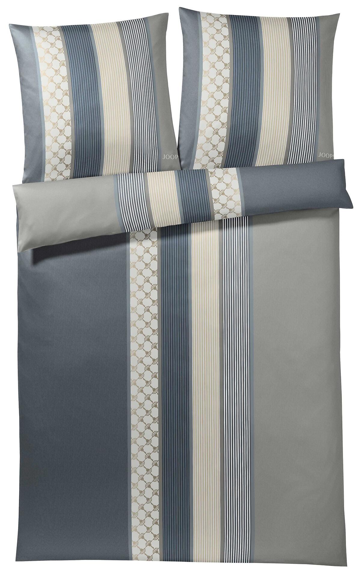 Bettwäsche Cornflower Stripes: Detailaufnahme eines Bettbezugs mit vertikalen Streifen und eines Kopfkissenbezugs mit floralem Muster und dem JOOP! Logo.