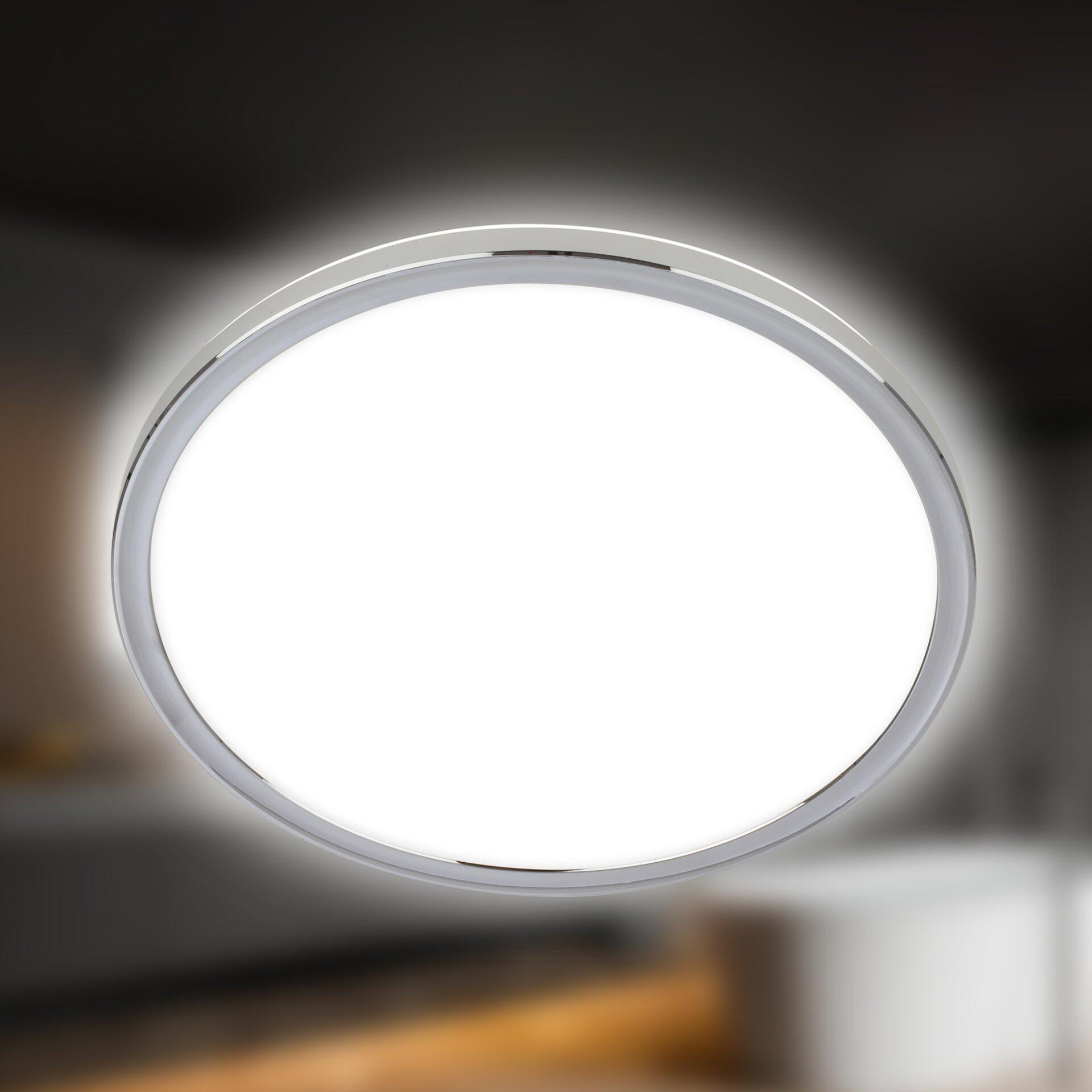 Badezimmerleuchte Pulap: Detailaufnahme der runden LED-Deckenleuchte mit weißem Lampenschirm und silbernem Metallring.