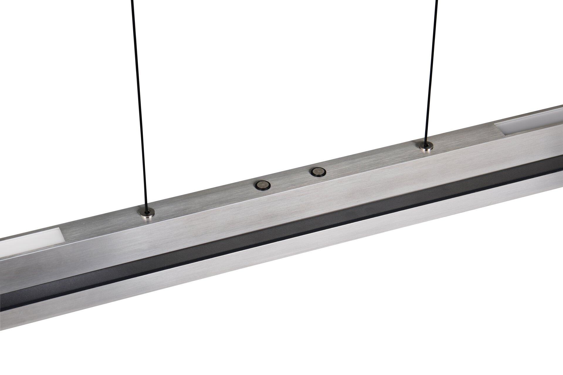 Pendelleuchte Emerson im Detail: Silberfarbene Metalloberfläche mit horizontalem dunklem Streifen, Befestigungslöchern und einer rechteckigen Vertiefung für Bedienelemente, gehalten von schwarzen Kabeln.