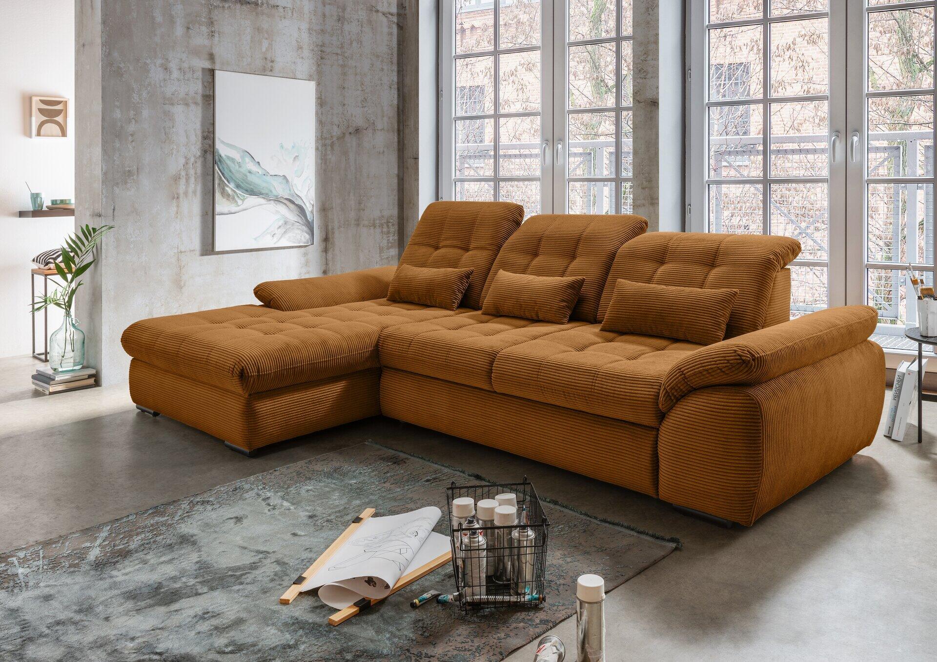 Ecksofa Rigatti in orangebraunem Cord mit L-Form, breiter Armlehne und Sitztiefenverstellung, leicht erhöhte Perspektive für einen Überblick.