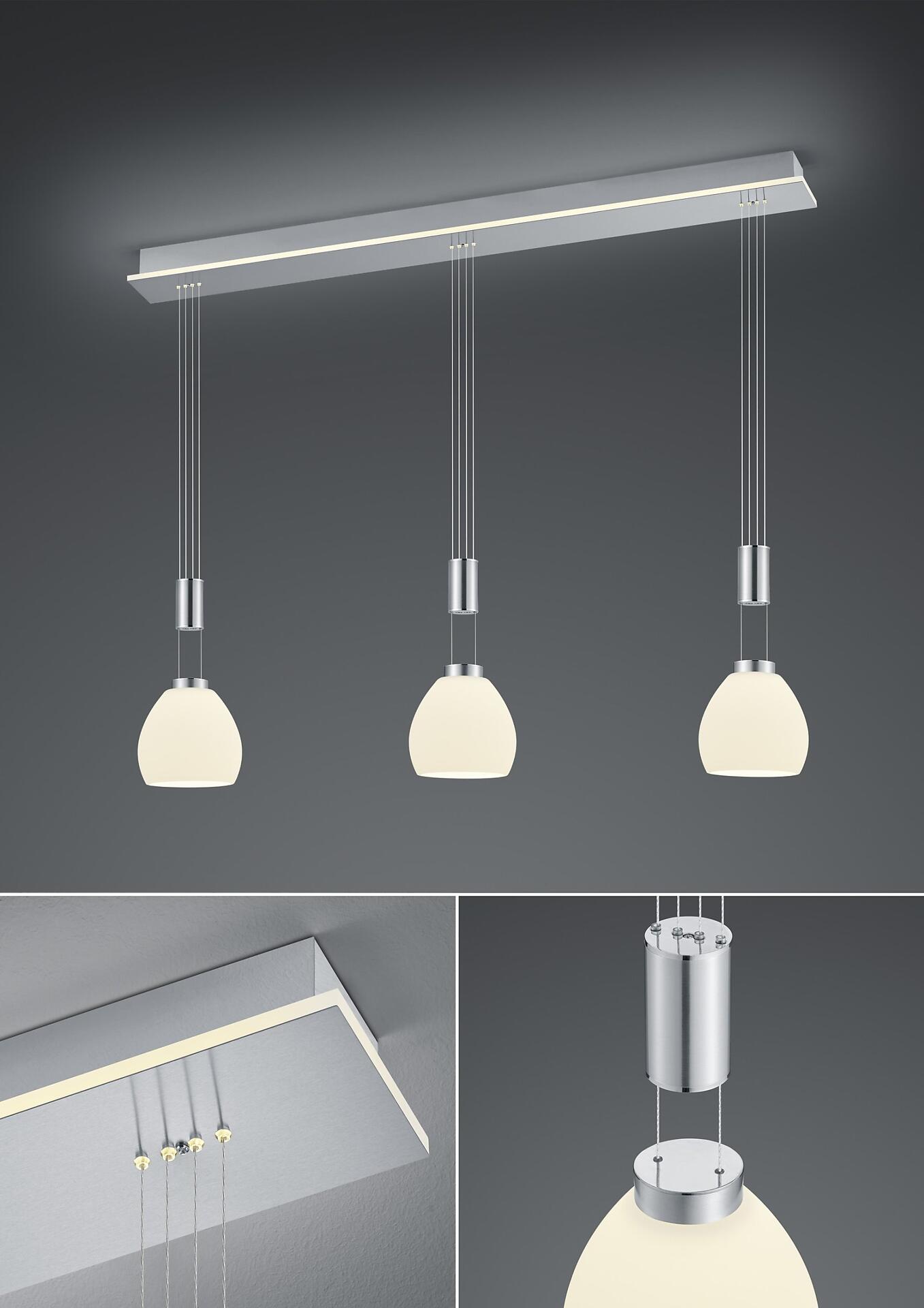 Pendelleuchte Sam mit horizontaler Metallstange und drei weißen, halbkugelförmigen Lampenschirmen, die an silbernen Ketten hängen, aus Detailperspektive gezeigt.
