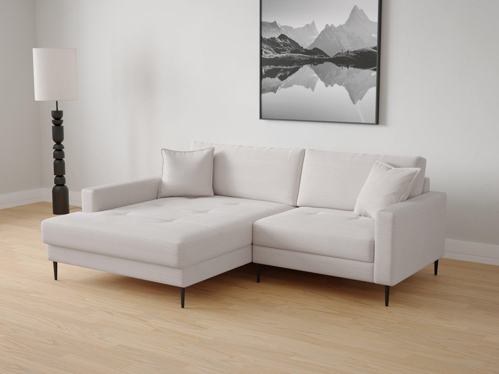 Helle Eckcouch SUMMER mit L-förmigem Design, Eckausziehsessel, Metallfüßen und drei Kissen im hellgrauen Stoff, aufgenommen aus leicht erhöhter Perspektive.