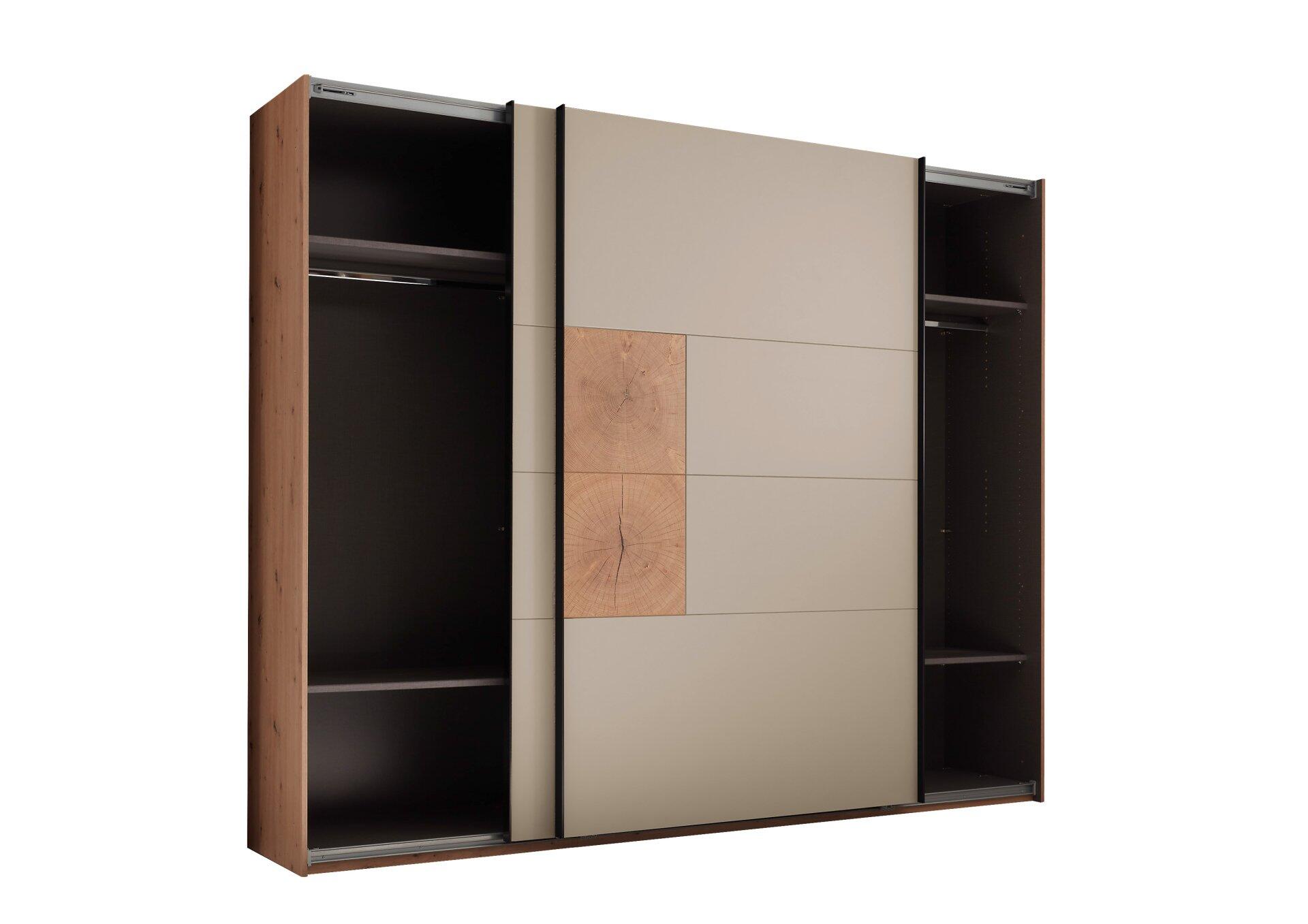 Schwebetürenschrank Sindara mit cremefarbener Front, Holzmaserungseinsatz und Innenleben mit Fachböden und Kleiderstangen.
