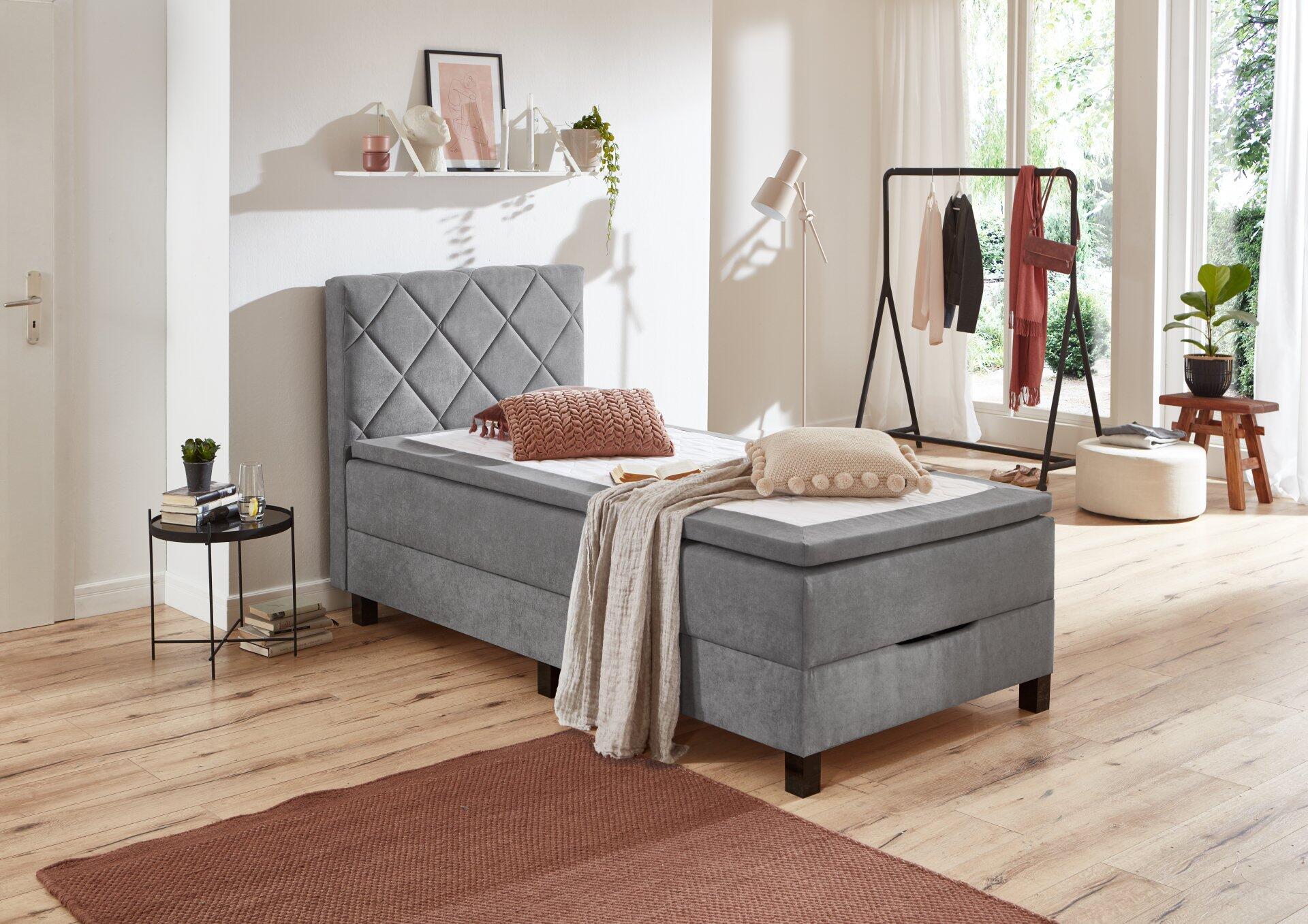 Boxspringbett Jeff BX2280 im 3/4-Profil mit gepolstertem Kopfteil, Fischgrätmuster und integriertem Bettkasten für zusätzlichen Stauraum.