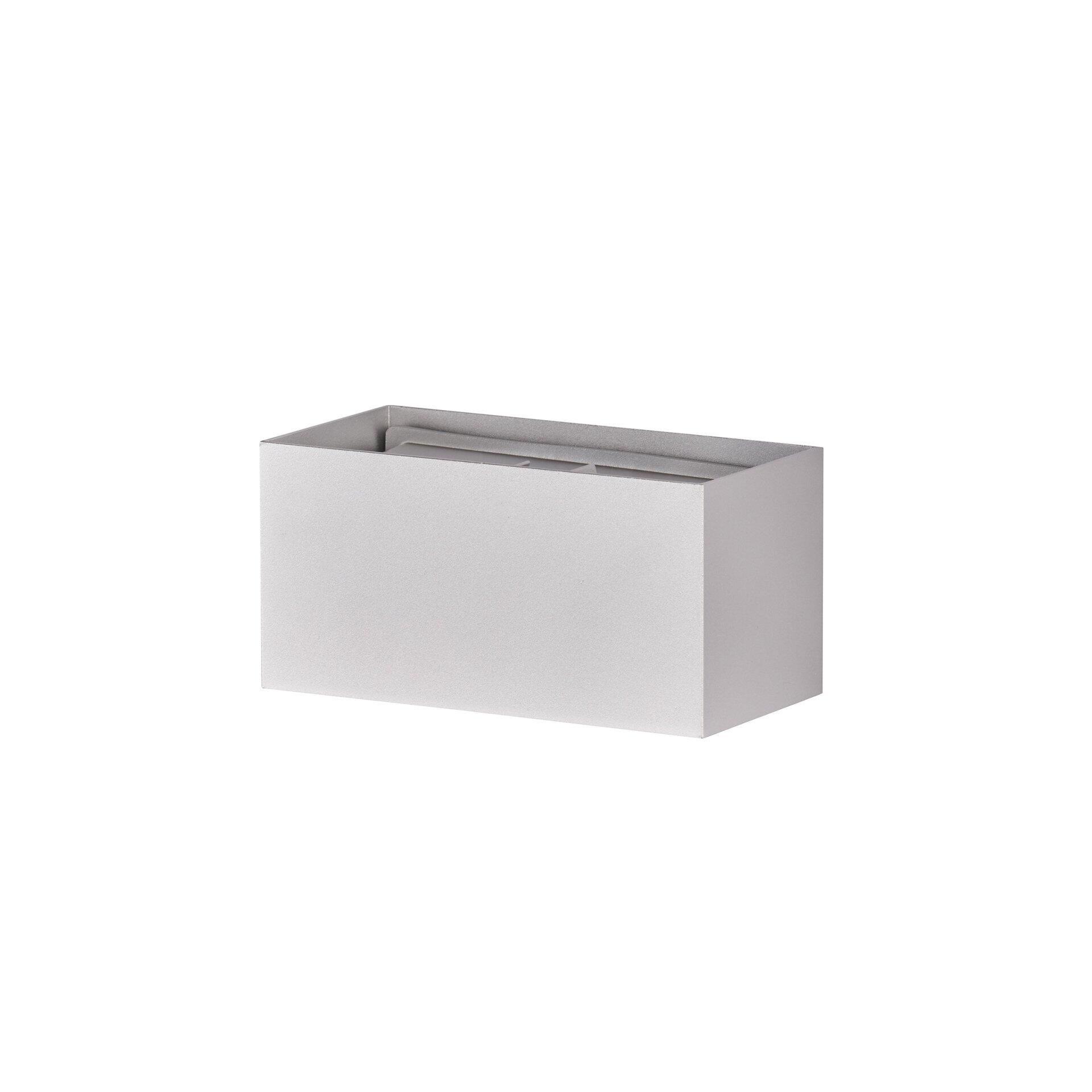 Silberfarbene Wandleuchte Wallo mit quadratischer Form und vertikaler Nut auf der Oberseite.