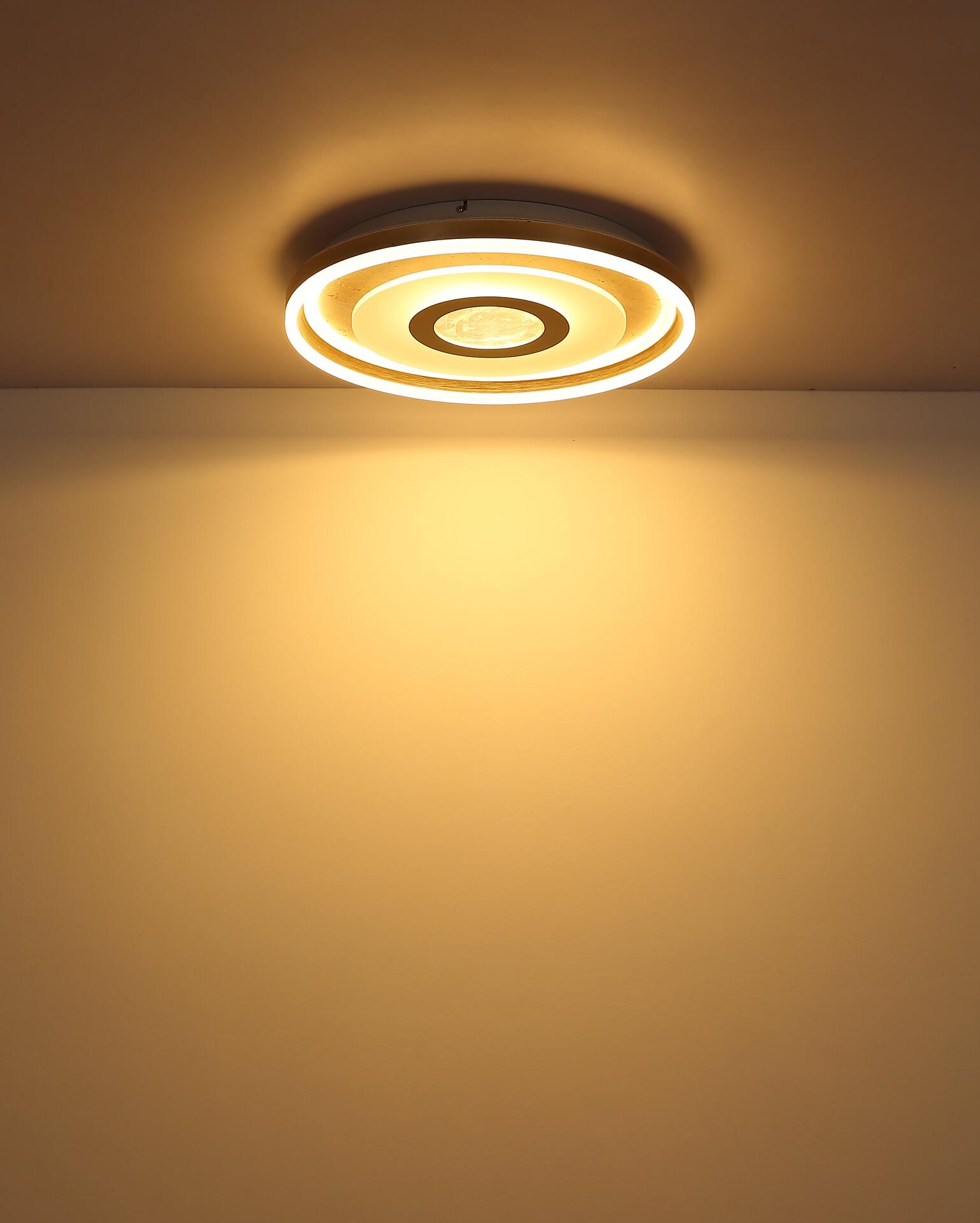 Deckenleuchte CARDENAS mit minimalistischem Design und mehreren konzentrischen, ineinander verschachtelten Lichtringen, die in Frontalperspektive an einer Wand montiert ist.