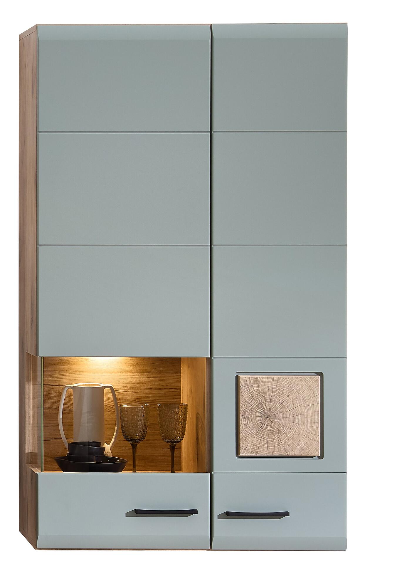 Hängevitrine Fun Plus II mit Schilfgrau supermatt MDF-Front, beleuchtetem offenen Bereich und dekorativen Elementen auf dem Tablett.
